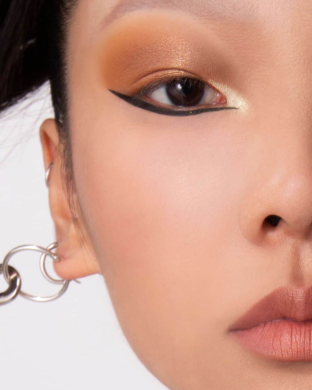 Smashboxのインスタグラム：「Your face = a blank canvas. Get creative 🎨​ ⠀⠀⠀⠀⠀⠀⠀⠀⠀ ​Get The Look: Photo Finish Original Primer​ Studio Skin 24 Hour Hydra Foundation in shade 1.1​ Cover Shot Eye Shadow Palette in Desert Always On Liquid Eye Liner​ Super Fan Mascara Brow Tech to Go in Taupe​ Always On Cream To Matte Lipstick in Just Barely​ Halo Fresh Perfecting Powder in Light​ Cali Contour in Light/Medium」