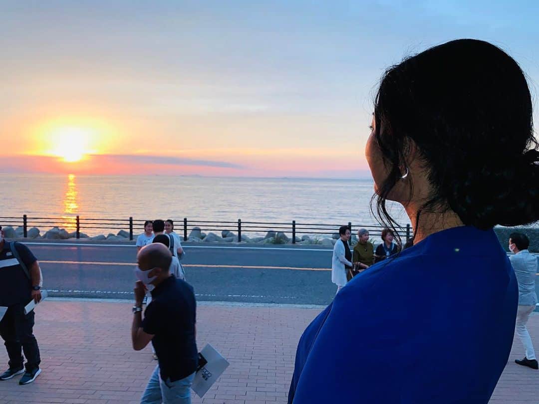 筒井菜月のインスタグラム：「【What is True happiness?  真の幸せとは？】 ・ "What is True happiness? " ・ これはミスインターナショナル世界大会で私が話したスピーチのタイトルです。私の考える真の幸せとは、お互いに愛を持って歩み寄り、理解し、気持ちが調和する事だと信じています✨ ・ 小中高と約12年間に渡り無視といじめを受けていた私は、家にも児童養護施設にも学校にも居場所が無く傷つくのを避けて1人で過ごし、人と気持ちを通い合わせる事がとても苦手な子供でした😢 ・ そんな中でも、Mother of Earth という言葉の通り、自然や動物達は厳しさを持ちながらも寛大に私を癒してくれたのを覚えています🌍 ・ 今では本当に沢山の方々の愛を頂いて、自然や動物だけでは無く人と調和するのが大好きになりました🥰 ・ 私が淡路島に移住する最大の理由としては、自然・文化・人の素晴らしい調和が取れていて、至るところに恵みや愛やイノベーションが溢れている為です✨ ・ 淡路島は真の幸せを実感出来る場所だと心から感じています❤️ そして、私自身が淡路島から次世代の子供達や世界の方々に幸せを広げて行きたいと思います‼ ・ ぜひ、淡路島にいらしてくださいね💗️ ・ 〜世界大会スピーチ全文〜 ・ What is True happiness, and How can we attain it?  ・ I believe the Key to happiness is achieved through love and understanding of others. ・  Here in Japan, we have a cherished concept known as “Cho-Wa,” which means Harmony .  As Miss International I will strive to promote Global harmony.  ・ In a world filled with conflict, I know this can seem like an impossible dream…  ・ But , we have a Responsibility to create a Bright and Happy future for our children.  ・ With the title of Miss International,  I will lead by example and spread acts of Kindness and Positive action around the world . ・ I will encourage others to do the same until we overcome borders of nationality, politics and religion.  ・ So, let’s work together hand in hand, to make sure we can achieve true happiness for the next generation. ・ 〜世界大会スピーチ日本語訳〜 ・ 真の幸せとは？また、それを達成する為に私達はどうすればよいでしょうか。  ・ 真の幸せとは、お互いに理解し合って愛を達成する事で得られると私は信じています。  ・ 皆様がご存知の通り日本には私達が大切にしている「調和」という精神があり、それはお互いに理解しあって生まれるハーモニーを意味しています。  ・ 私がミスインターナショナルになりましたらその精神を胸に、　世界との調和を達成する為の最大限の努力を致します。  ・ この混沌とした世界で全ての調和を達成する事が難しい事は私は十分に理解しています。  ・ ですが、私達大人には、全ての子供達の為に輝く幸せな未来を創る責任があります。  ・ なので私はまず、自分が関わる方に親切にし、日本代表としてのリーダーシップを持ち前向きな行動を世界中に広めて行きたいと考えています。 ・ そして多くの方々に前向きな行動を奨励し、国や政治や宗教などを超えて世界が調和する日が来るまで、 ずっと行動していきます。  ・ 今こそ皆で手を取り合い、力を合わせ、本当の幸せを次世代の子供達の為に達成しましょう！！！ありがとうございました。」