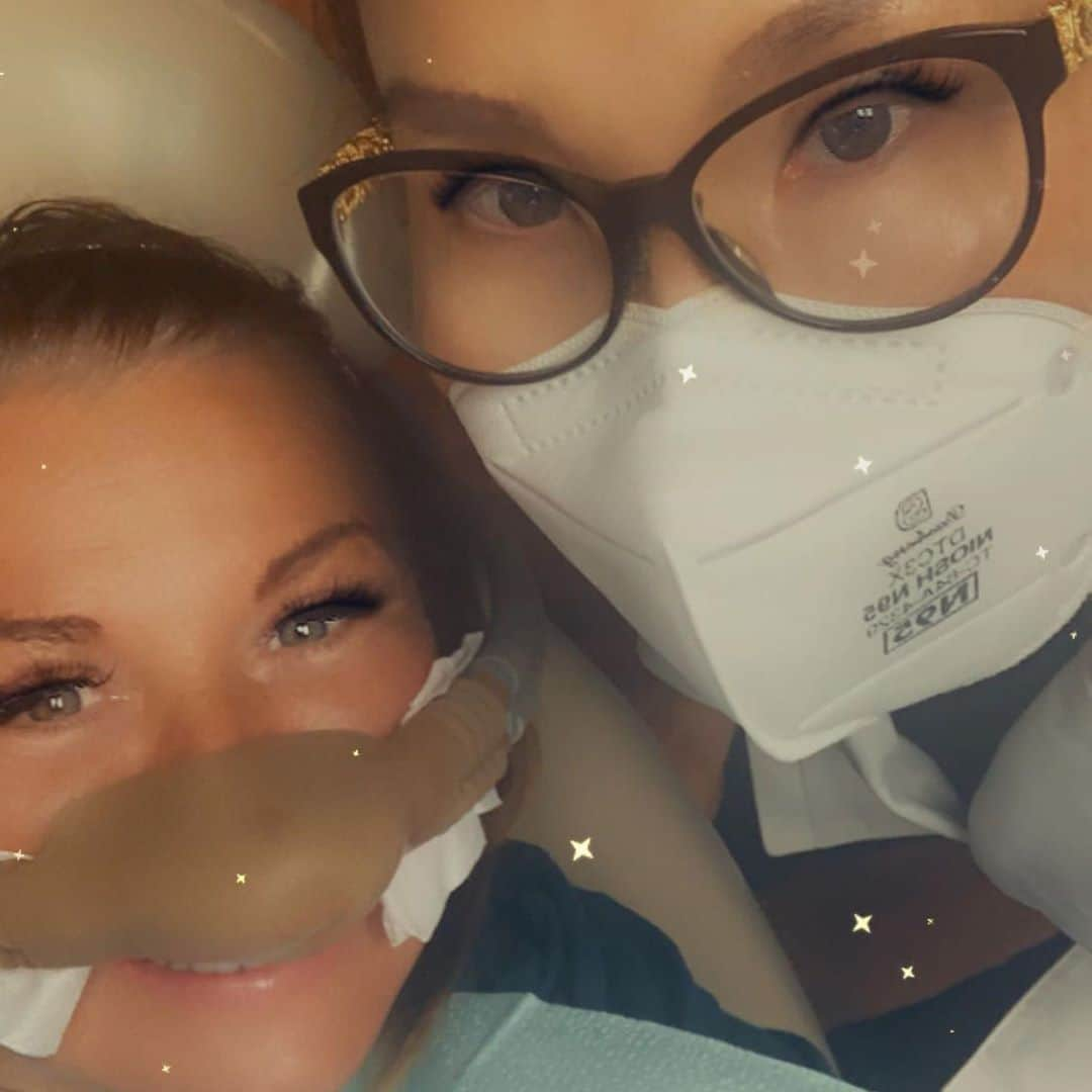 アビー・リー・ミラーさんのインスタグラム写真 - (アビー・リー・ミラーInstagram)「Back in the dentist’s chair! @drbomacdonald in LA!!!   #laughinggas #smile #teeth #cosmeticdentistry #porcelain #veneers #abbyleemiller #abbyleemiller #abbyleedancecompany #ALDC #abby #aldcalways #dancemoms #aldcla #losangeles #westcoast」9月23日 3時49分 - therealabbylee