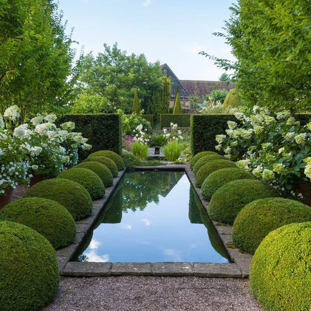 クリスティーズさんのインスタグラム写真 - (クリスティーズInstagram)「With a formal, linear design comprising several small, visually separate gardens, each with its own character, Wollerton Old Hall has significant collections of clematis, phlox, salvias, and roses hidden behind the walls and hedges of each garden, ready to surprise visitors. ⠀ .⠀ An extensive range of plants provide continuous seasonal interest; from carpets of white snowdrops in early spring to the pastel perennial borders of midsummer and the exuberance of the Hot Garden in early autumn.⠀ .⠀ As part of the Historic Houses group, Wollerton Old Hall is in the shortlist for the Historic Houses Garden of the Year awards, sponsored by Christie's.⠀ .⠀ You can vote for your favourite of 2020 until 30 September. Link in bio to vote.⠀ .⠀ Wollerton Old Hall, Shropshire⠀ .⠀ @historic_houses @wollertonohg #historichouses #gardens #outdoors #landscapes #goty2020 #gardenoftheyear #horticulture #horticulturaldesign」9月23日 3時44分 - christiesinc