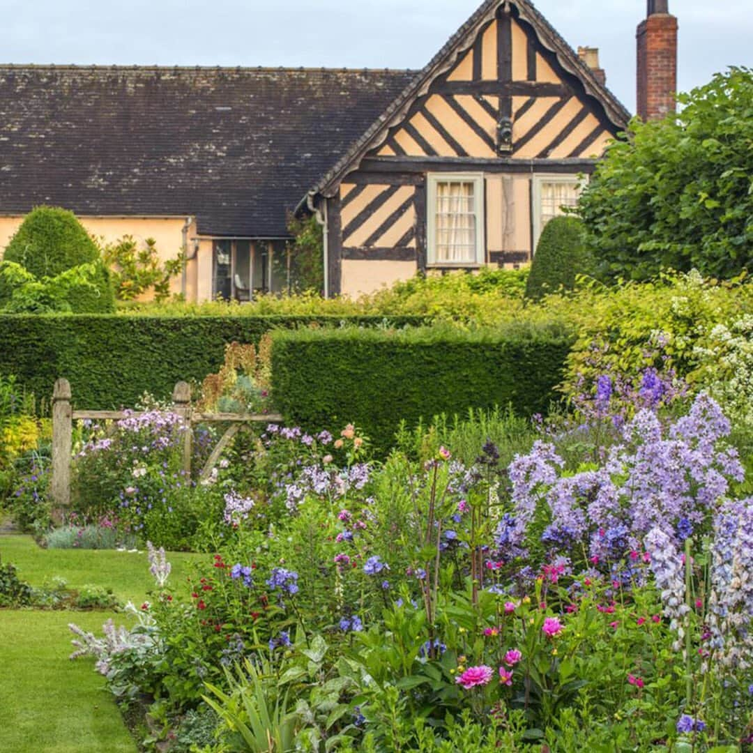 クリスティーズさんのインスタグラム写真 - (クリスティーズInstagram)「With a formal, linear design comprising several small, visually separate gardens, each with its own character, Wollerton Old Hall has significant collections of clematis, phlox, salvias, and roses hidden behind the walls and hedges of each garden, ready to surprise visitors. ⠀ .⠀ An extensive range of plants provide continuous seasonal interest; from carpets of white snowdrops in early spring to the pastel perennial borders of midsummer and the exuberance of the Hot Garden in early autumn.⠀ .⠀ As part of the Historic Houses group, Wollerton Old Hall is in the shortlist for the Historic Houses Garden of the Year awards, sponsored by Christie's.⠀ .⠀ You can vote for your favourite of 2020 until 30 September. Link in bio to vote.⠀ .⠀ Wollerton Old Hall, Shropshire⠀ .⠀ @historic_houses @wollertonohg #historichouses #gardens #outdoors #landscapes #goty2020 #gardenoftheyear #horticulture #horticulturaldesign」9月23日 3時44分 - christiesinc