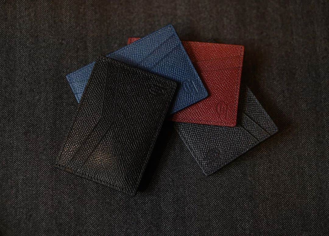 ギーブス&ホークスのインスタグラム：「For a convenient alternative to a billfold wallet, our chic leather card holders are just the thing.  Hand cut and stitched in Spain from the finest Saffiano leather  . #Gievesandhawkes #Gieveslondon #SavileRow #Menswear #No1SavileRow #Leather #GiftIdeas」