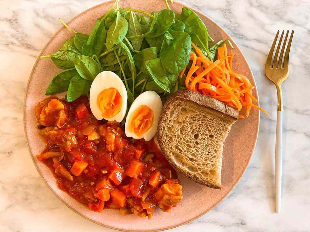 ちほのインスタグラム：「外食続きで5kg太ったからヤバいってなって とりあえず先週食事で3キロ落としました その時に食べてたものたち🥒 . ❶チキントマト煮込み、ベビーほうれん草、キャロットラペ、玄米パン ❷YouTube撮影で残った食材で水炊き ❸それ ❹オクたく納豆蕎麦 ❺オートミール豆乳リゾット ❻それ ❼オクたく納豆豆腐 . その他に朝ごはんは 黒胡麻きなこ豆乳バナナスムージー。 間食はドライイチヂク、ヨーグルト。 あと水たくさん飲みました。 . 今日チーズピザ食べたから、 また明日から再開🥦 . #ちほキッチン」