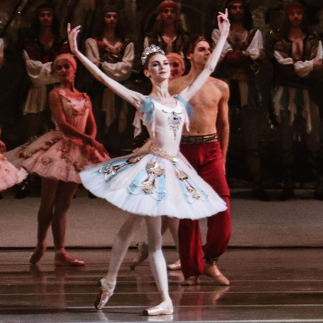 ダリア・イオノワのインスタグラム：「no words needed...💗 //  ph: beautiful @js_artsreview 👑 _______________________________________  #spb #saintpetersburg #mariinsky #mariinskytheatre #mariinskyballet #mariinskydancer #vaganovastudents #ballet」