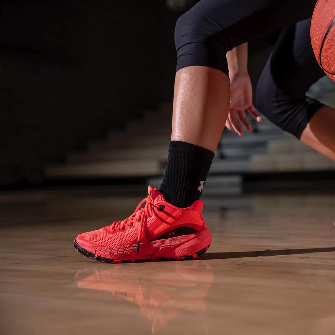 Under Armourさんのインスタグラム写真 - (Under ArmourInstagram)「For women, by women. Introducing the UA HOVR Breakthru - our first basketball shoe developed specifically for the female athlete. The Breakthru offers a better fit and lasting comfort designed FOR YOU. Available now, check out our Story to learn more. Shop via link in bio.」9月23日 4時01分 - underarmour