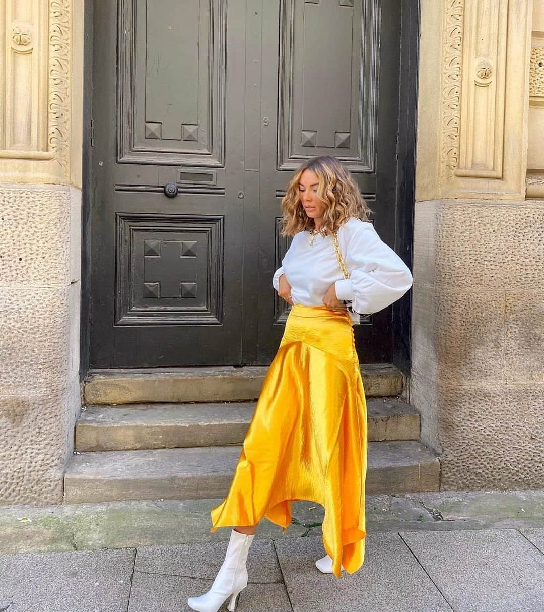 トップショップさんのインスタグラム写真 - (トップショップInstagram)「Look like sunshine in our metallic satin skirt. 📷 @taramays25 #TopshopGirls #TopshopStyle Tap to shop or shop via the 🔗 in bio.」9月23日 4時01分 - topshop