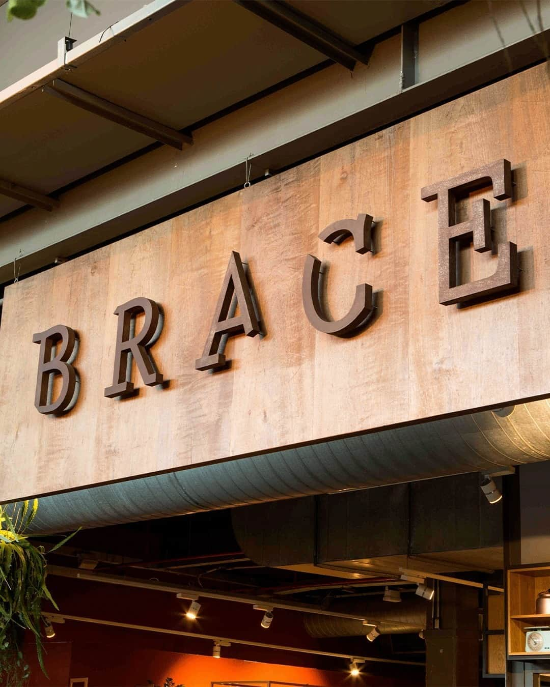 Eataly Brasilさんのインスタグラム写真 - (Eataly BrasilInstagram)「O fogo transforma, e no Brace o protagonista é a Brasa! ⠀ É a partir da brasa que nascem nossas receitas. As chamas se encarregam de dar textura e sabor aos alimentos que ali passaram. A grelha, elemento rudimentar e essencial para cozinhar, é o destaque do nosso restaurante que preza pela alta gastronomia. ⠀ O Brace está de volta! Com menu atualizado e pratos especiais. Nesta sexta-feira (25/09) esperamos por você para reacender nossa brasa! Confira abaixo o novo horário de funcionamento e junte-se a nós neste fim de semana. Ti aspettiamo. ⠀ Sexta-feira: das 19h às 22h (fechamento da porta às 21h). ⠀ Sábado: das 12h às 17h (fechamento da porta às 16h) / das 19h às 22h (fechamento da porta às 21h). ⠀ Domingo: das 12h às 19h (fechamento da porta às 18h). ⠀ #Brace #eatalysp #receitaeatalyana」9月23日 4時02分 - eatalybr