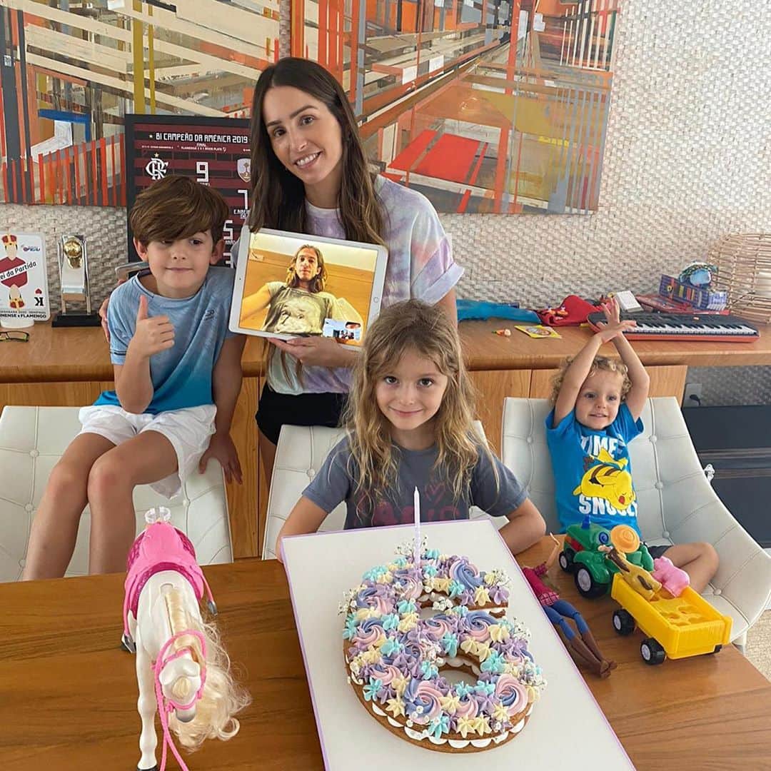 フィリペ・ルイスのインスタグラム：「Feliz aniversário pra minha princesa Sara.  Dor no coração de não poder te abraçar hoje, mas tenho a vida inteira pra te abraçar depois.  Obrigado por ser essa benção nas nossas vidas. Te amo ❤️」
