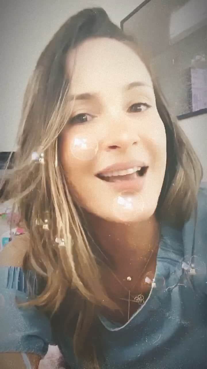 Claudia Leitteのインスタグラム：「Pacote desembaça de aulas on-line para crianças? Sim, temos! Adquira já o seu! Acesse o link na Bio 🤣」