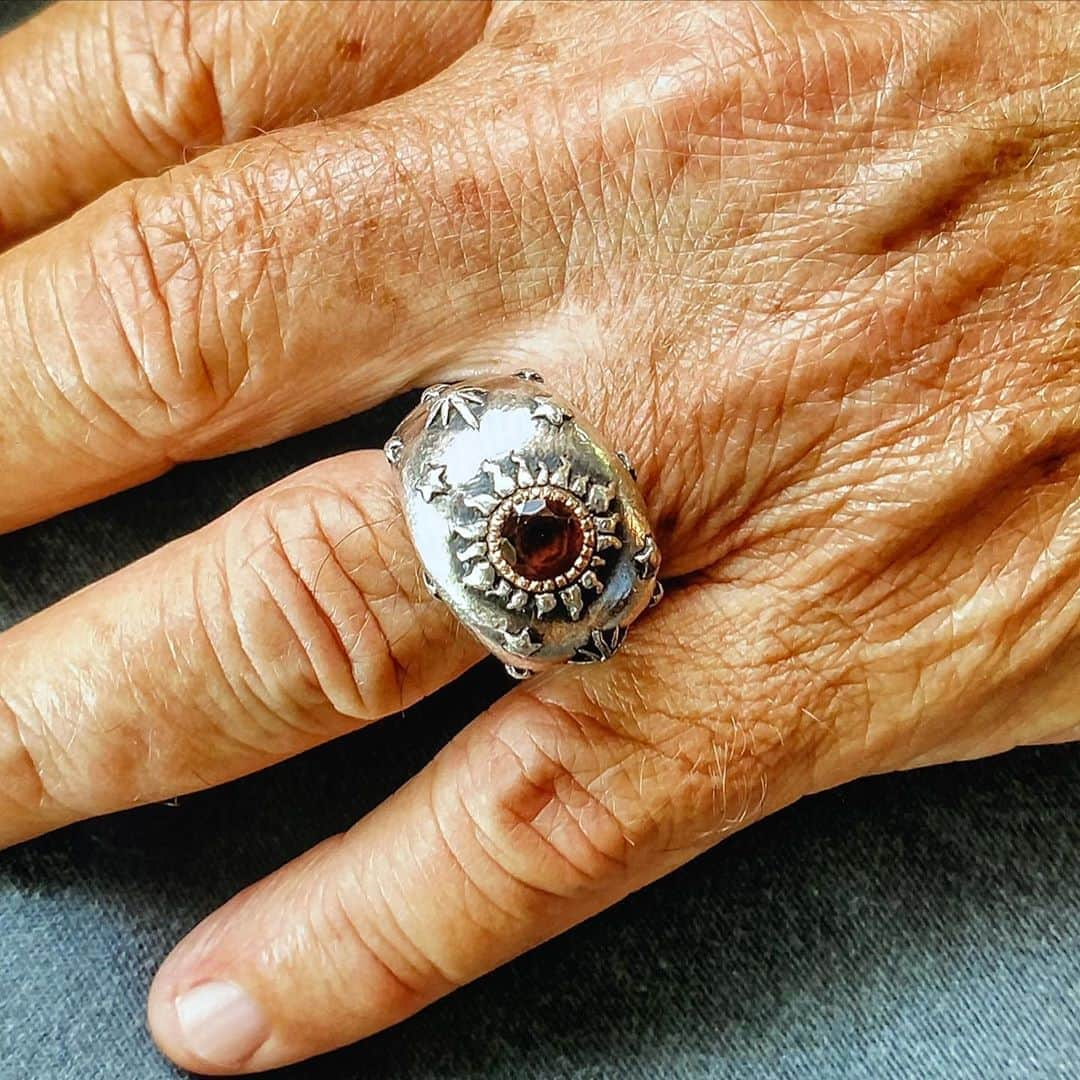 キャサリン ミッシェルさんのインスタグラム写真 - (キャサリン ミッシェルInstagram)「Le Roi Soleil ring -The Sun King ring in sterling silver and gold, shown here with a deep red Garnet. Also available with sapphire, black or champagne diamond #youknowthevibes #youknowyouwantit #engagementring #sun #sacred #gold #protection #menstyle #mensfashion #mensjewelry #bijouxpourhomme #ring #craftmanship #reclaimedmetal」9月23日 4時10分 - catherinemichiels