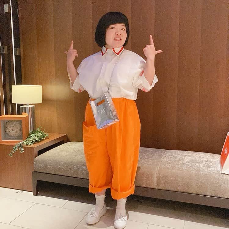 おかずクラブのインスタグラム：「#グータンヌーボ2 こんにちは〜！ スタイリストのAyumiです！ 昨日OAだったグータンヌーボ2の衣裳です👚👗👠 グータンヌーボ2といえば、オシャレな女子会的なイメージがあり、どうしようかな〜と思ったのですが、いつものオカリナさんっぽく、色味はビビットな明るい感じにしました！ ご飯も食べるので、ウエストはしっかりゴム！！笑  オカリナ⭕️ 赤ラインデザイン白ブラウス&オレンジパンツ👉🏻amatunal @amatunal_shop  バッグ👉🏻nana-nana @nanananaofficial  その他スタイリスト私物  Styled by @ayumiii_2019   バッグは、普段から私が愛用しまくってるnana-nanaのシルバーA5！ 私自身、ここ数年はnana-nanaのバッグしか使ってないかも… ブラウスは、袖のメッシュ部分にも赤リボン🎀が入ってて、すごい可愛い。。。！  Amazonプライム・ビデオとかでも見れるので、見逃した方は是非〜！！！  #グータンヌーボ2  #おかずクラブ #オカリナ #okazugram」
