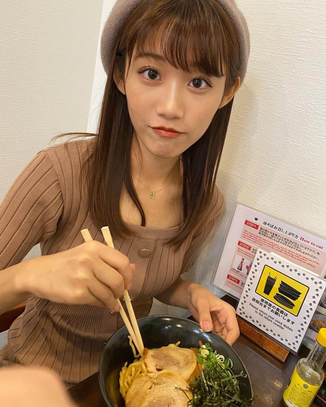 仲間由依のインスタグラム：「23日のSHOWROOM🙌 18:00-18:40 21:00-21:40  〜写真はねこまたというラーメン屋さんです〜 あっ友達の指がひょっこりしとる笑笑」