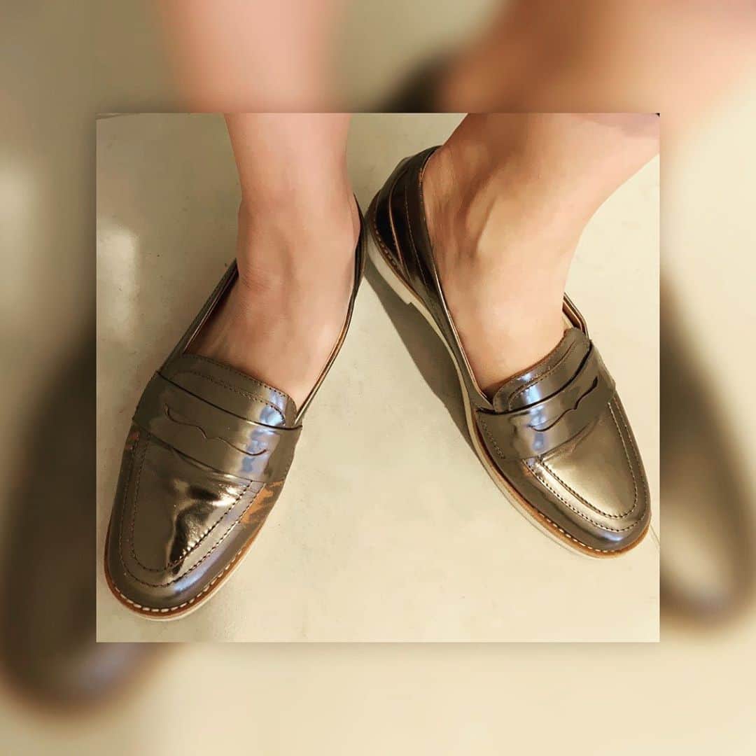 中澤裕子のインスタグラム：「🍁🍁 shoesも衣替え。 ちょっと男前さんな感じ。 去年全く履かなかったのに 今年はたくさん履きたい気分。 いつ買ったかなぁ。 ３〜４年前？　 なかなか 良い味出してきてる❤︎  まだ今季新しいitemゼロ。 所有服をうまく着まわせる技が あれば浪費がなくなるのに😅  #shoesシリーズ Loafer #fabiorusconi」