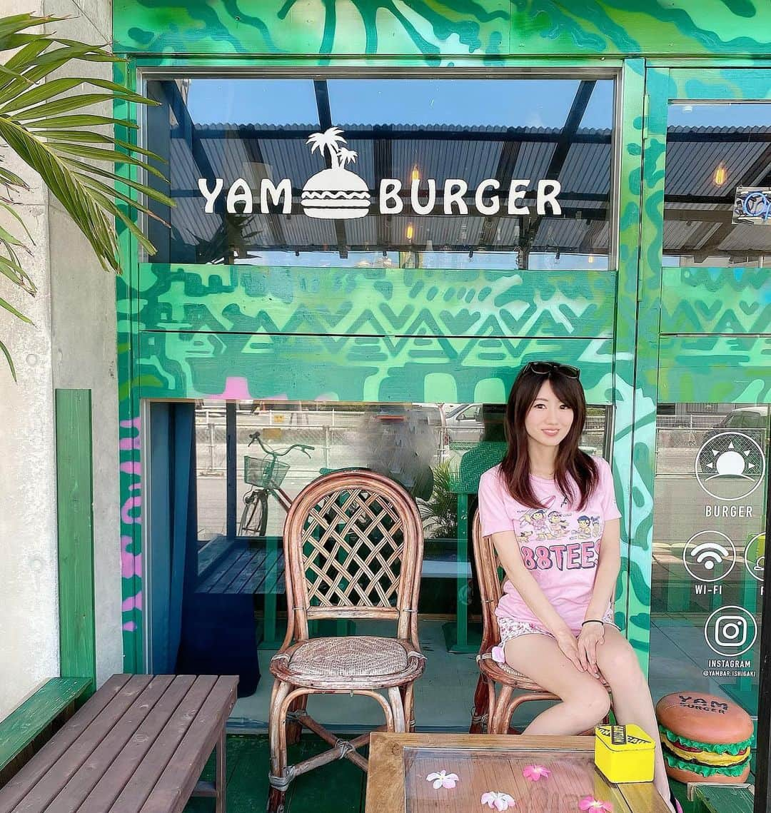 にゃんさんゴルフさんのインスタグラム写真 - (にゃんさんゴルフInstagram)「. . 宮古島にもある YAM🍔BURGERいきました🙆‍♀️ @yambar.ishigaki  @yamburger.ishigaki  @yamburger.miyako   黒糖入りバナナジュース🍌 アボカドわさびバーガー🍔  テラス席いいかんじ❤️ 夜はシーシャBARにもなるみたい🙆‍♀️  Tシャツは88TEES🌺 #ハワイいきたい 😭  #石垣牛#ハンバーガー#ペット可#わんこ#シーシャ#シーシャbar#インスタ映え#石垣bar#石垣シーシャ#88tees  #石垣島ランチ#宮古島ランチ#ishigakiisland」9月23日 13時35分 - miiiii0228