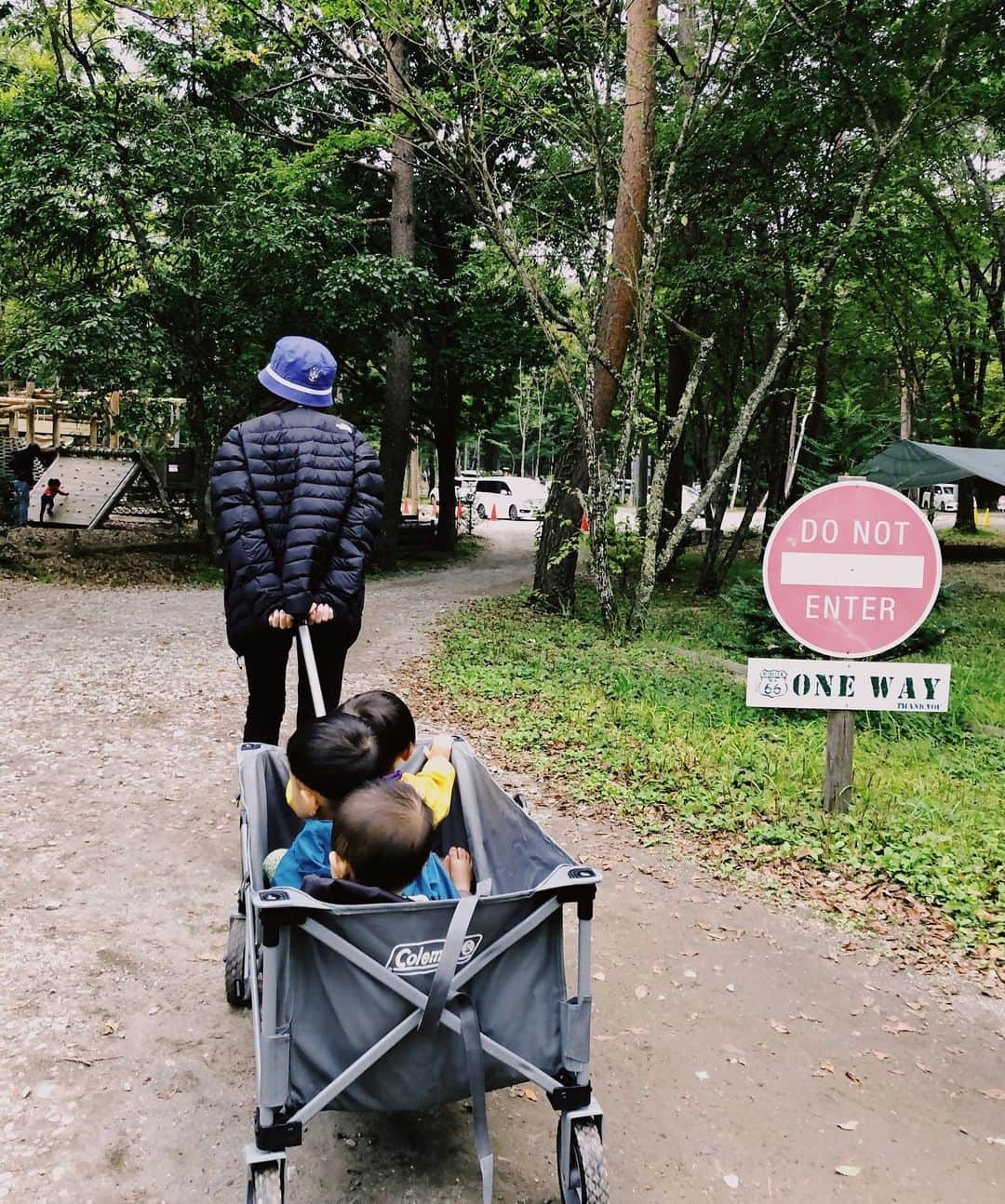 宮城舞さんのインスタグラム写真 - (宮城舞Instagram)「なーにも決めてなかった この連休👨‍👩‍👦 ダメ元で電話したキャンプ場が 空いてて急遽行くことに🤣 近々行く予定だったから 寝具とかちょうど届いてて バタバタで出発🏕  @riena0809 familyに 助けてもらいながら 初キャンプ楽しかった💙  子供達ものびのび遊んでました👦🏻👦🏻👶🏻  帰ってきてからの 洗濯には参ったけど😂 また行きたい🏕🏕🏕 虫嫌いだけ克服したいw  そして、軽井沢の空気が良すぎて お肌も髪の毛もツルツルサラサラになったと 思うのは気のせいですか？  長野県に住んでる人みんなそうなのかな？😂😂😂  #シルバーウィーク #初キャンプ #軽井沢」9月23日 13時37分 - mai_miyagi