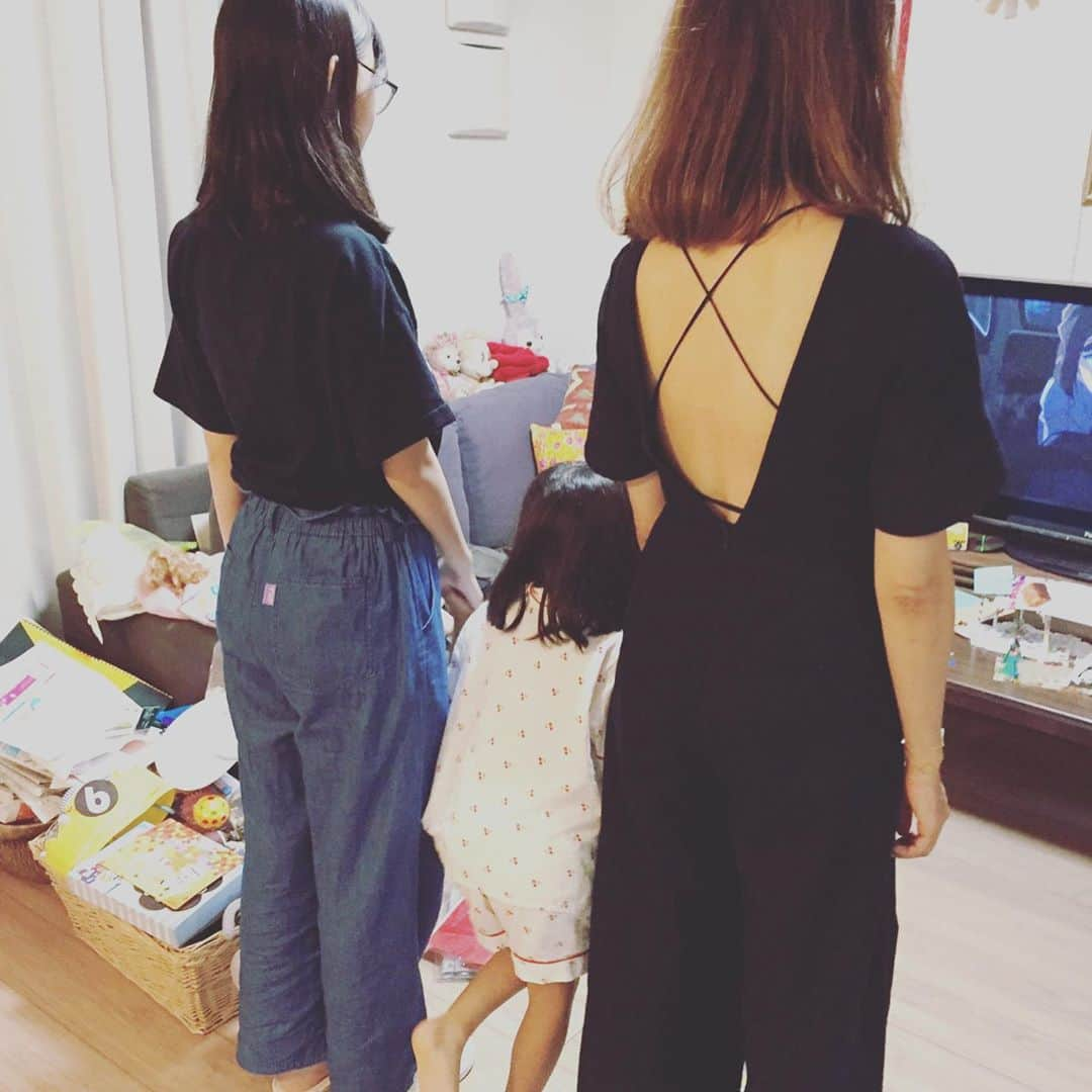 阿部洋子さんのインスタグラム写真 - (阿部洋子Instagram)「👯‍♀️👯‍♀️👯‍♀️ きのうのあたす。 妹のおうちで、 姪っ子ちゃんたちと。  #姪っ子ちゃん1号 は、 会うたびに身長伸びてるー！ #中1  #姪っ子ちゃん2号 は、 やんちゃ過ぎる！ 捕った虫をガシガシ手で触ってるー！ 何歳になったの？って聞くと、 30歳て答える笑 #6歳   そんなふたりに、 友だちだと思われてる🙄😊🙄」9月23日 13時43分 - hirocoring