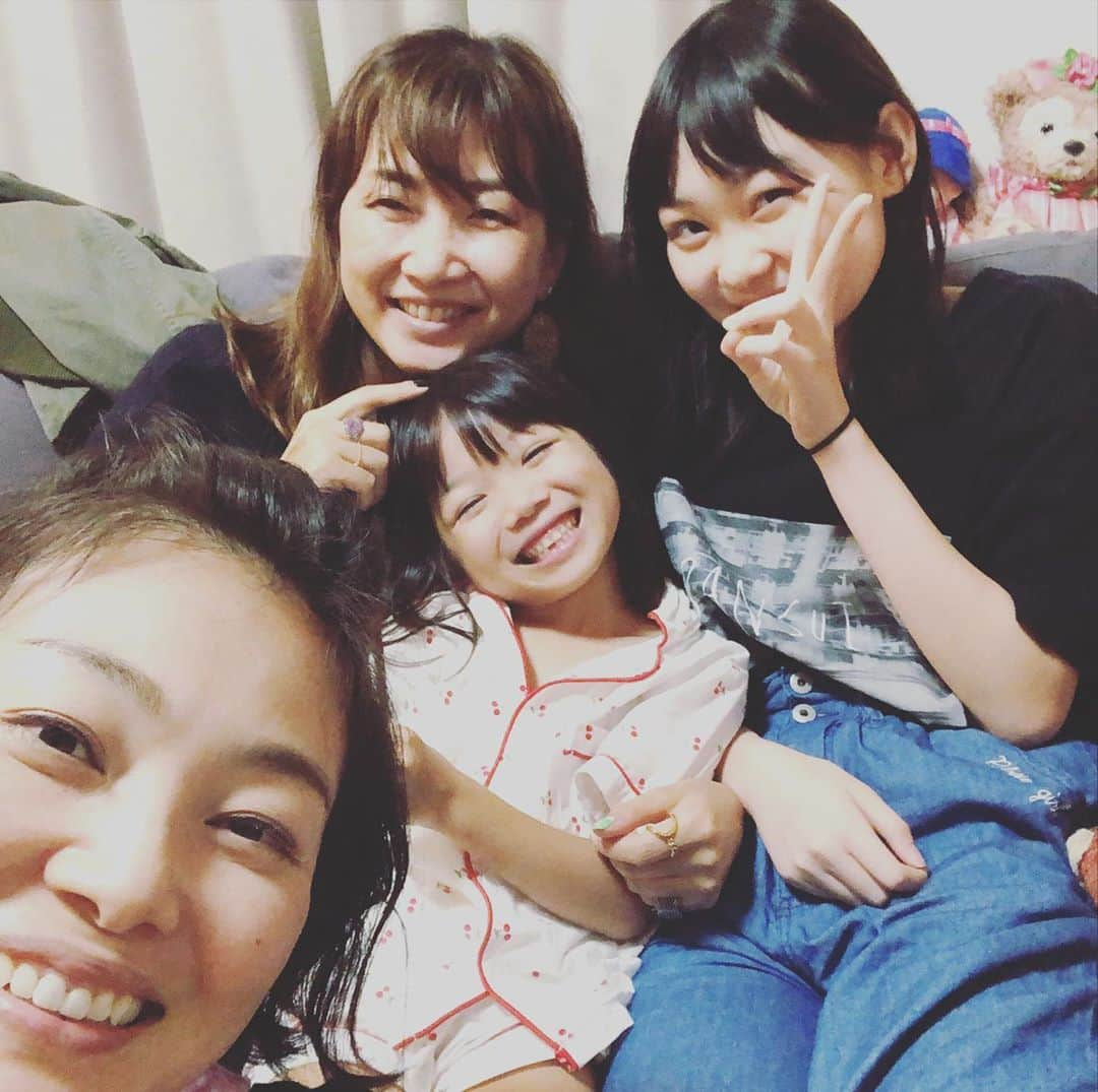 阿部洋子さんのインスタグラム写真 - (阿部洋子Instagram)「👯‍♀️👯‍♀️👯‍♀️ きのうのあたす。 妹のおうちで、 姪っ子ちゃんたちと。  #姪っ子ちゃん1号 は、 会うたびに身長伸びてるー！ #中1  #姪っ子ちゃん2号 は、 やんちゃ過ぎる！ 捕った虫をガシガシ手で触ってるー！ 何歳になったの？って聞くと、 30歳て答える笑 #6歳   そんなふたりに、 友だちだと思われてる🙄😊🙄」9月23日 13時43分 - hirocoring