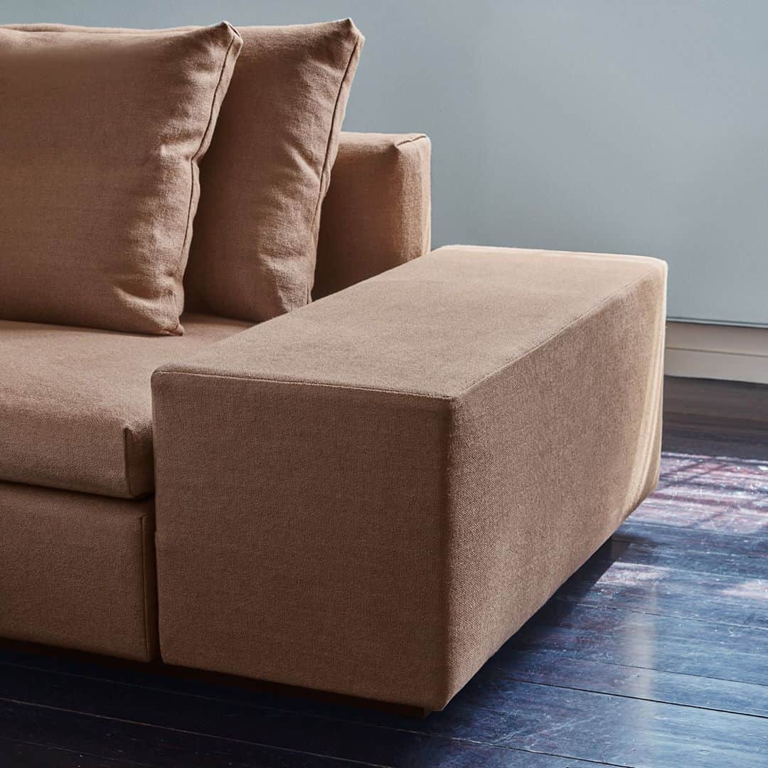 eilersenのインスタグラム：「Choose between different modules and even different armrests with a choice of widths ranging from 20 cm – 40 cm.⁠ •⁠ •⁠ •⁠ #eilersen #eilersenfurniture #myeilersen #dacapo #interiordesign #homedecor #sofa #danishdesign #inredning #finahem #interiorlovers #interiordesign #modernliving #minimalism #nordiskehjem #nordicinspiration #nordicliving #craftsmanship #luxurylifestyle #boligindretning #designinterior #livingroominspo #boliginspiration #softminimalism #hemindredning #schönerwohnen #nordicminimalism」