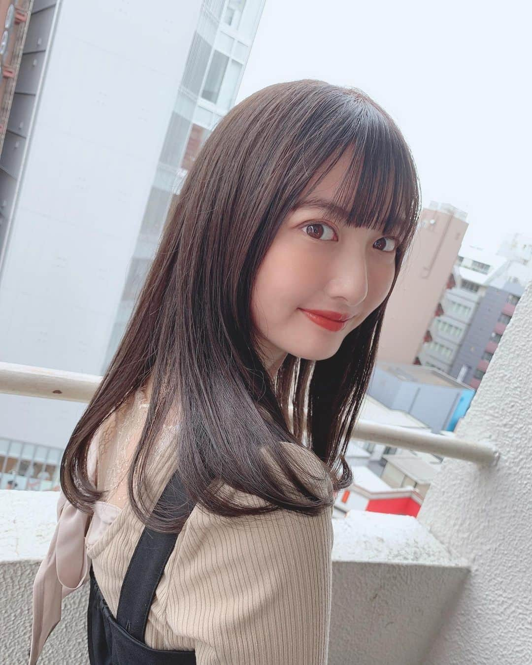 浅賀美咲のインスタグラム：「私は明日から授業が始まります✨  後期も大学には通えず、オンライン授業です😣 友人と会えなくて寂しいですが、いい成績を目指して頑張りたいと思います💪  Twitterに違う写真を載せているのでチェックしてね∩^ω^∩  今日の投票もお願い致します🤲  #ミス成蹊 #ミス成蹊コンテスト#ミス成蹊コンテスト2020 #ミスコン #ミスコンテスト #ミスコンファイナリスト」