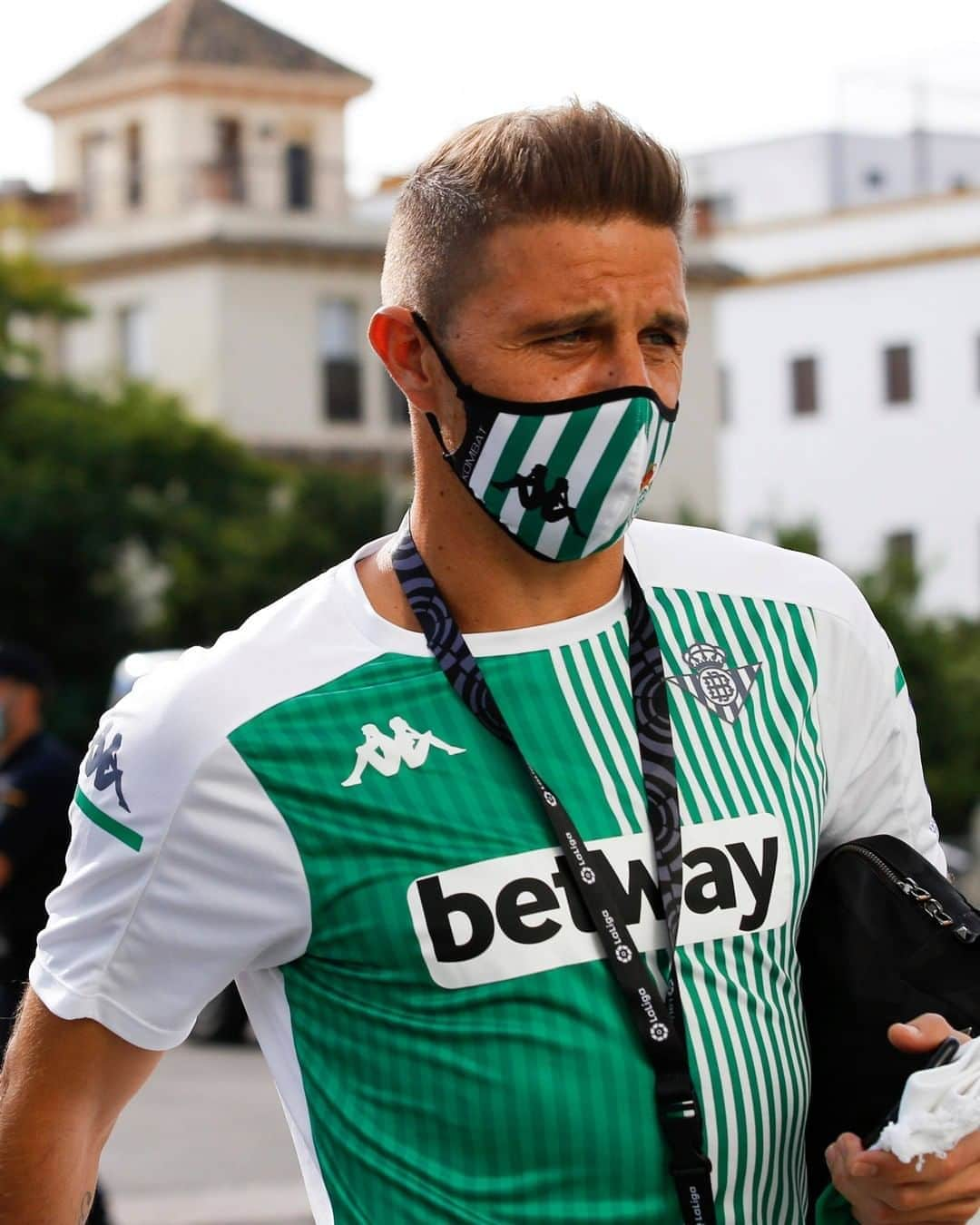 LFPさんのインスタグラム写真 - (LFPInstagram)「😷 The MASKED, @joaquinarte! 💚 • 😷 ¡El ENMASCARADO #Joaquín! 💚 • #RealBetis #LaLiga #LaLigaSantander #Football #HayQueVivirla #YouHaveToLiveIt」9月23日 14時01分 - laliga