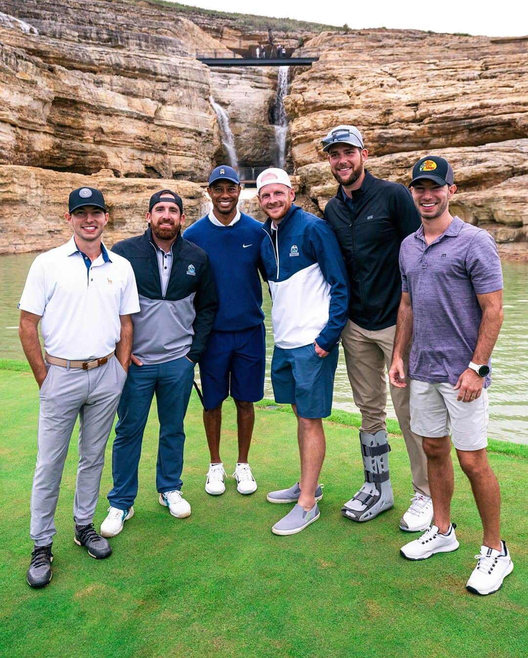 Dude Perfectさんのインスタグラム写真 - (Dude PerfectInstagram)「UNREAL day getting to meet and follow @tigerwoods, @rorymcilroy, @justinthomas34 and @justinprose99 at the opening of Tiger’s new course, Payne’s Valley! 🐅 - This place is insane and a must-visit golf destination in the heart of the Ozarks. Thanks to @bassproshops for having us out. Can’t wait to tee it up tomorrow!」9月23日 13時56分 - dudeperfect