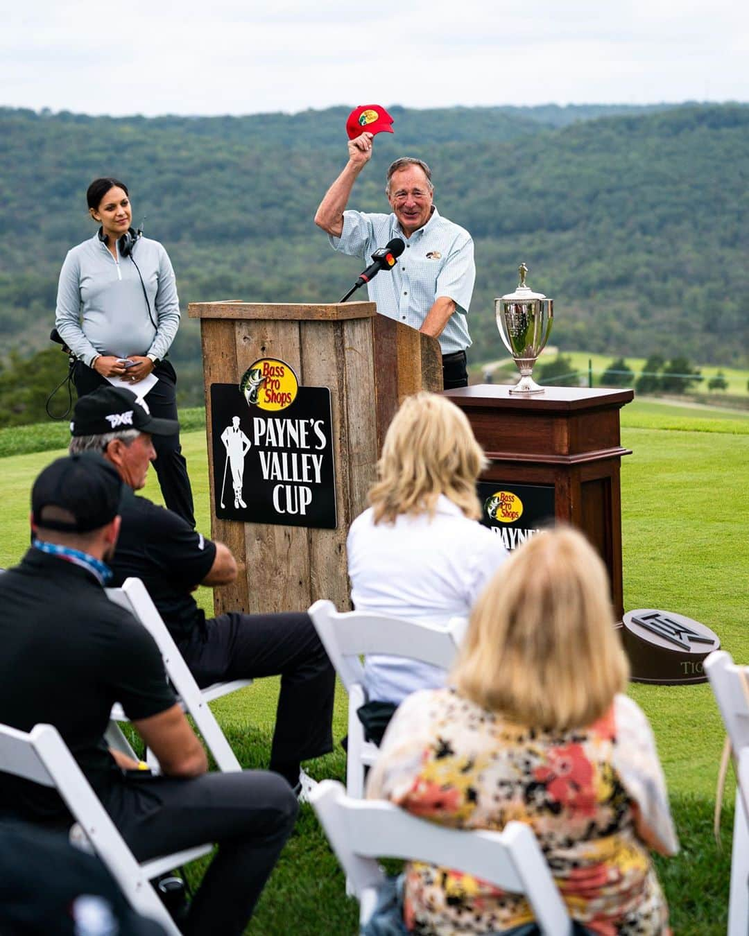 Dude Perfectさんのインスタグラム写真 - (Dude PerfectInstagram)「UNREAL day getting to meet and follow @tigerwoods, @rorymcilroy, @justinthomas34 and @justinprose99 at the opening of Tiger’s new course, Payne’s Valley! 🐅 - This place is insane and a must-visit golf destination in the heart of the Ozarks. Thanks to @bassproshops for having us out. Can’t wait to tee it up tomorrow!」9月23日 13時56分 - dudeperfect