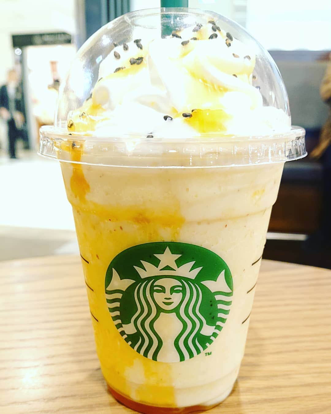 のインスタグラム：「待ってましたーー！！！！😆💕 芋味好きだから、嬉しい！！ めちゃめちゃ美味しい！！  #スタバ新作  #大学芋フラペチーノ  #スターバックス」