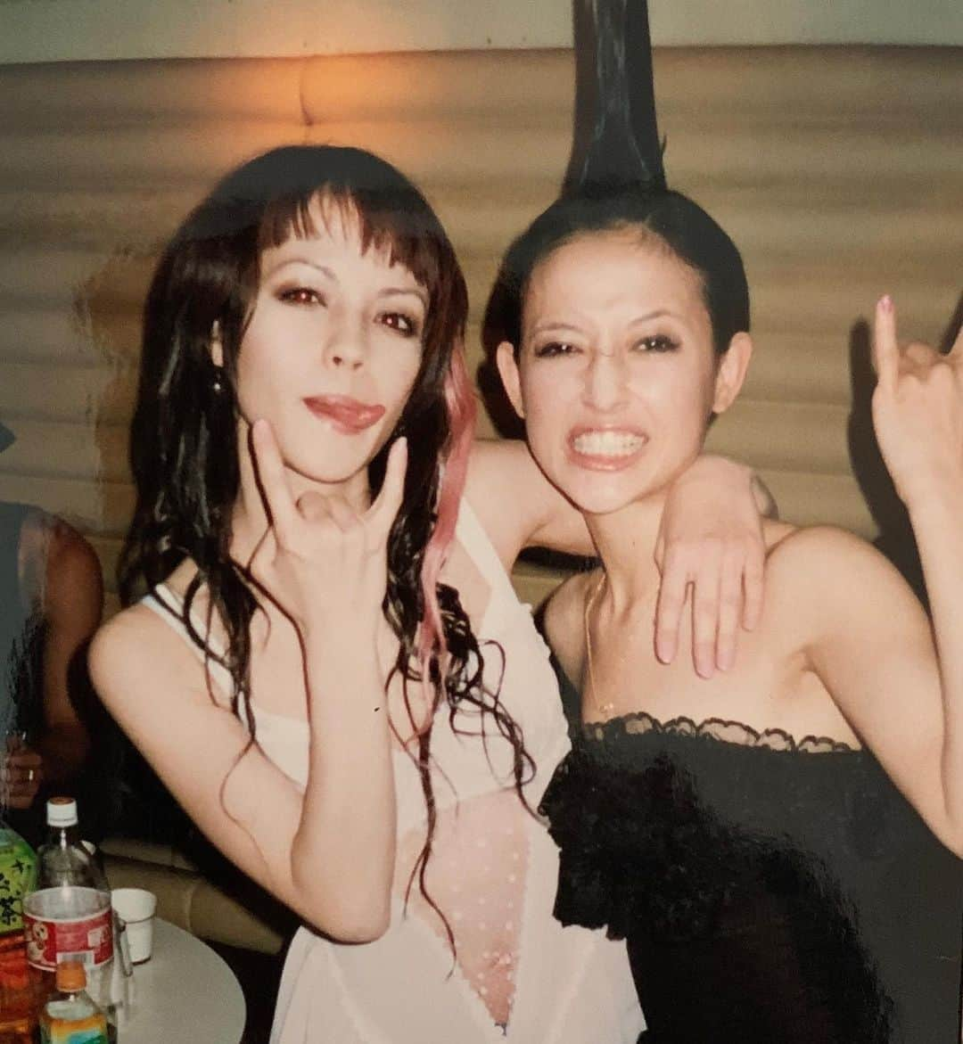 フリーディアさんのインスタグラム写真 - (フリーディアInstagram)「When I got to do shows with my bestie @olivialufkin 💕💕💕missing my ✨🦄 🌈 ✨talented sista✨ * * 昔大親友とライブを一緒にする事ができて。楽しい思い出。この子は本当に才能に溢れてて🪐✨。会いたい〜✨ #backintheday #tbt #throwback #doingshows #beingyoung #punkrock #pop #liveshows #japan #tokyo #twenties #mohawk #bestie #bestfriend #bff #olivialufkin #olivia #love #family」9月23日 14時13分 - friediamn