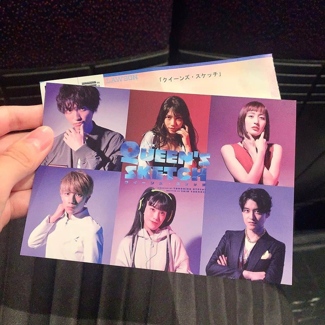 のインスタグラム：「今日は、佐伯亮さんの主演舞台『クイーンズ・スケッチ』を村田玲奈ちゃんと観に行きました😌  AパターンとBパターンがあるみたいなんですけど、予定が合わずAパターンしか観れませんでした😵😵  Bパターンも気になる内容で、配信で観ようかなと思うくらい笑  最終日に、配信があるみたいです！  やっぱり、舞台っていいなぁと思いました！  すごいエネルギーをもらえる。  今日の公演は、16時/Bと19時/Aです！  CBGKシブゲキで公演してるので、行きやすいですよーー！  Aパターンから観た方が分かりやすいと思うんですけど、生で観れるのは今日が最後ということで、お時間あれば是非劇場へ足を運んでみてください！  当日券あるみたいです！  #浜浦彩乃 #佐伯亮 さん #主演 #舞台 #クイーンズスケッチ」