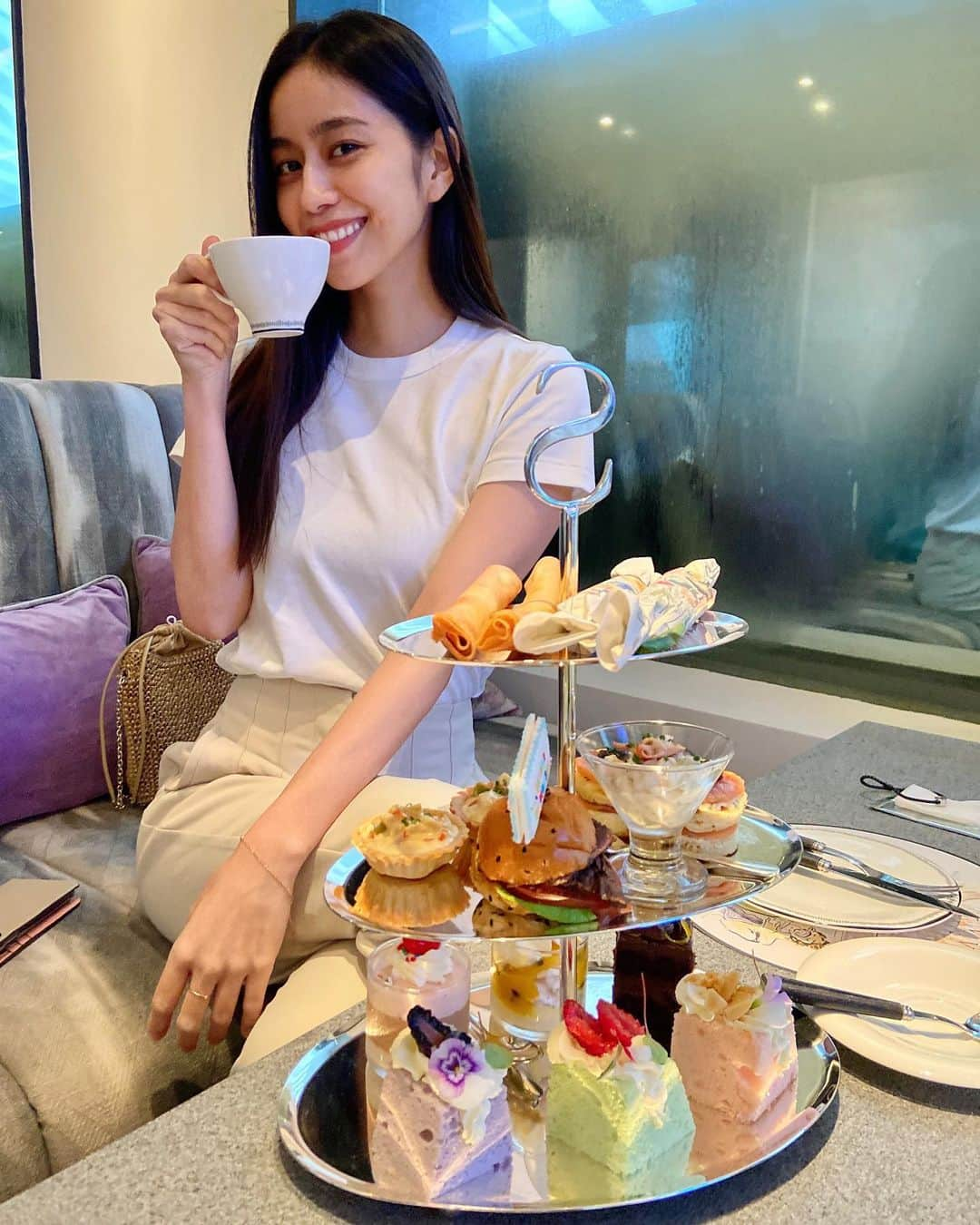 大見謝葉月さんのインスタグラム写真 - (大見謝葉月Instagram)「afternoon tea☕️❤︎ #sevva #afternoontea #hk #cafe #ootd」9月23日 14時19分 - h_a_z_k_i