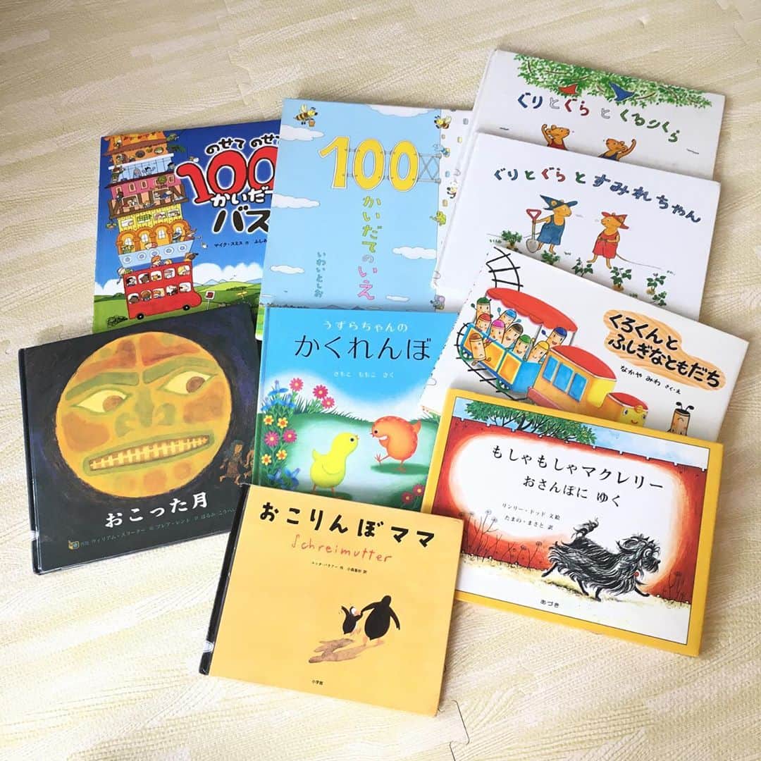 蒲生麻由のインスタグラム：「最近絵本に目覚めた息子📖﻿ ﻿ 毎週図書館通いが楽しい❣️﻿ 今週借りたラインナップ。﻿ ﻿ ♦︎おこりんぼママ﻿ ♦︎100かいだてのバス﻿ ♦︎100かいだてのいえ﻿ ♦︎ぐりとぐらとくるりくら﻿ ♦︎ぐりとぐらとすみれちゃん﻿ ♦︎かくれんぼ﻿ ♦︎おこった月﻿ ♦︎もしゃもしゃマクレリーおさんぽにゆく﻿ ♦︎くろくんとふしぎなともだち﻿ ﻿ ﻿ 息子が最初に手に取ったのが、﻿ ”おこりんぼママ”....😂😂😂﻿ ﻿ ...おっと...﻿ それ、私の事ですか？？😓﻿ ﻿ 息子はまだ平仮名を読めないので﻿ 意図的ではないと思うが、﻿ 母的には思わずドキッとして、﻿ 笑ってしまったよ🤫﻿ ﻿ #絵本のある暮らし #絵本 #絵本紹介 ﻿ #3歳絵本 #mamalife #図書館通い ﻿ #男の子ママ #年少さん ﻿ #くろくんとふしぎなともだち﻿ #ぐりとぐらとすみれちゃん ﻿ #ぐりとぐらとくるりくら ﻿ #100かいだてのいえシリーズ﻿ #おこりんぼママ」