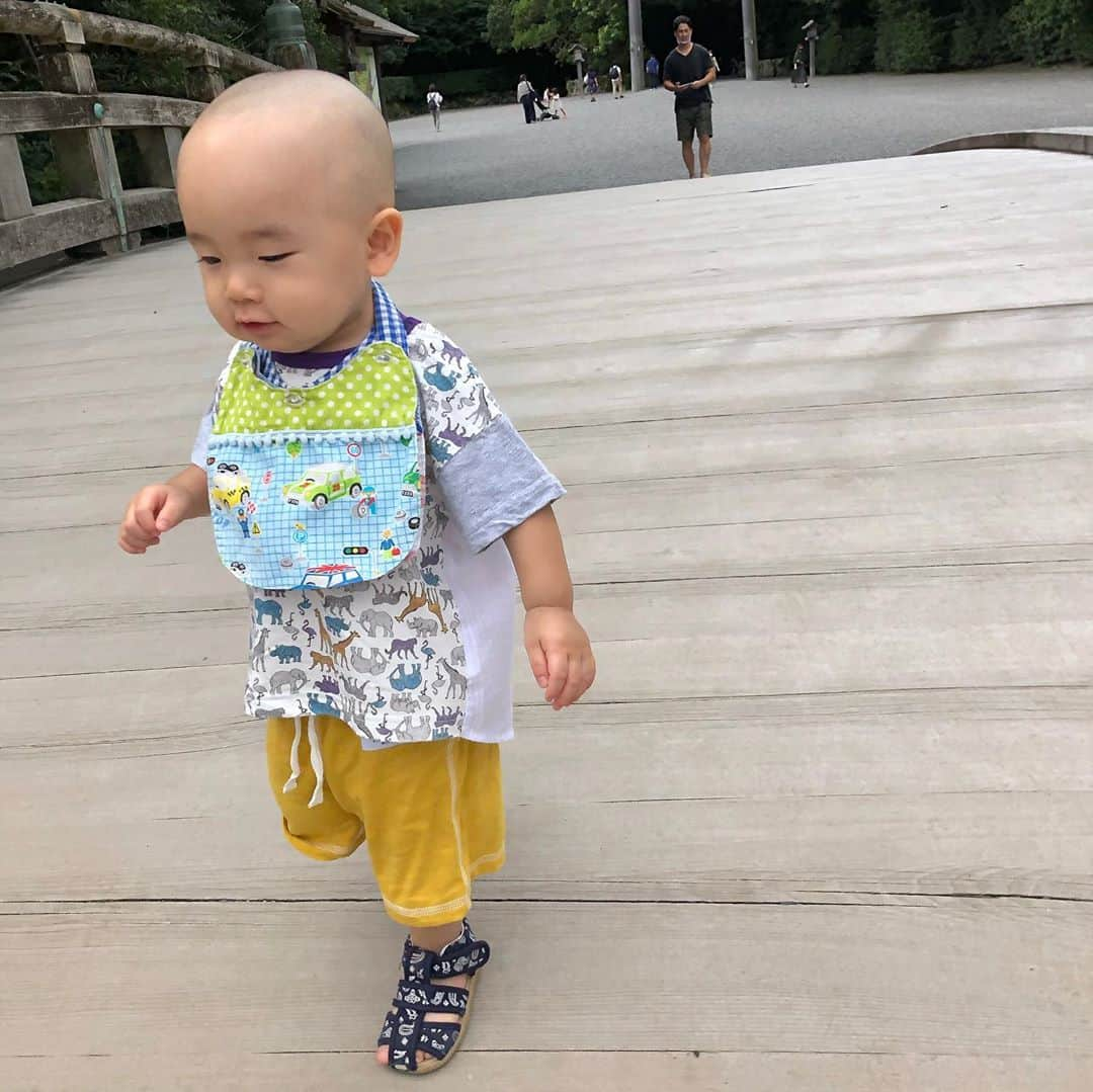 凰津りささんのインスタグラム写真 - (凰津りさInstagram)「先日の1泊伊勢参り⛩  子供たちを連れて初の伊勢参りと鳥羽水族館へ🐟  利直氏、延々と橋を行ったり来たり。。。 なかなか境内に進めず。。。 伊勢神宮内はベビーカーではお参り出来ないから、たいちゃんがずっと利直抱っこしてたけど、2人とも汗だく💦 抱っこ紐、もう一個いるかな？いらんかな？ 考え中😫😫😫  利直がお腹に居た時以来の伊勢参り⛩ なんだか心がスッキーリ✨  そして利直が喜ぶと思って 初めての水族館🐟 鳥羽水族館もたいちゃんと新婚の時くらいに行ったんだけど、、、 何回行っても水族館って楽しめるねー❤️  アマゾンの魚コーナーみたいなところのBGMが色んな鳥とか動物の声が流れてたから、私も紛れ込んで鳥の声とか出してみた‼️ キェーーー コーー！ ヒッヒッーー（サンマさんの引き笑い的な）  うん。誰も気がつかなかったねw  杜季は爆睡。 利直は魚に興味持ったのはほんっと最初だけ。。。 あとは階段とスロープを行ったり来たり。。。  水族館じゃなくても良かったやん。。。😭  あ、そうそう‼️ 泊まったホテルの朝食バイキング‼️ コロナだからどういう感じになるのか不安だったけど、 お弁当BOXが置いてあって、そこに好きなもの好きなだけ詰めてお部屋で食べてもOK🙆‍♀️っていうので、子連れ的には最高のシステムだったよー😋  勿論、朝食会場で食べても良いんだけど、お部屋の方がゆっくり出来ていいよね👍  #鳥羽水族館  #家族旅行 #伊勢参り」9月23日 14時22分 - outsu.risa95