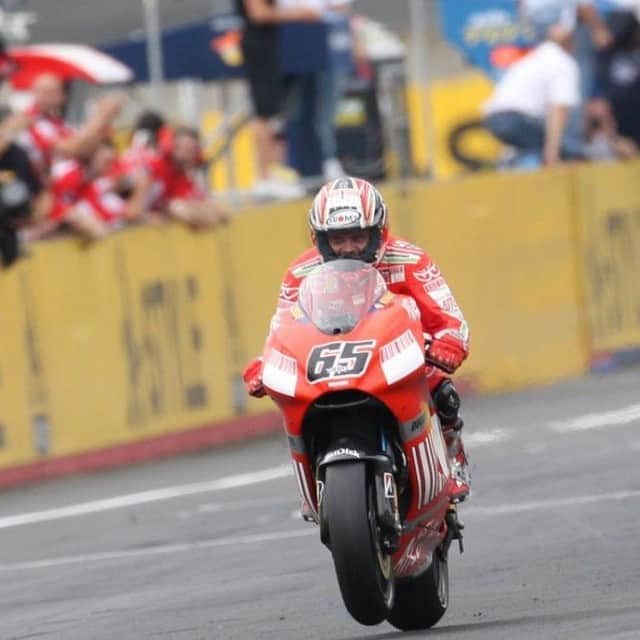 MotoGPさんのインスタグラム写真 - (MotoGPInstagram)「#OnThisDay at the 2007 #JapaneseGP 🇯🇵 @official_cs27 conquered the #MotoGP World title, same day when (#SwipeLeft ⬅️) @capirossiloris took his last win in the premier class! 🏆」9月23日 14時23分 - motogp