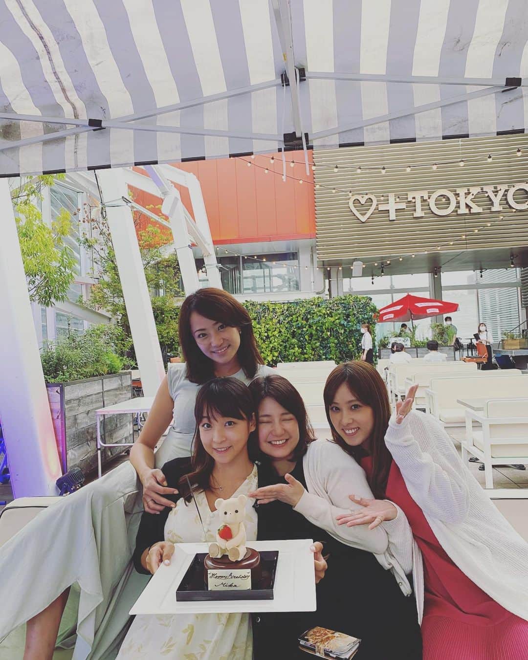 のインスタグラム：「みかりんHAPPY BIRTHDAY🎁✨ 今年もみんなでお祝いできてよかったー🎂❤️  #birthday #お祝い　#bestfriends #おめでとう #誕生日　#bbq #乾杯」