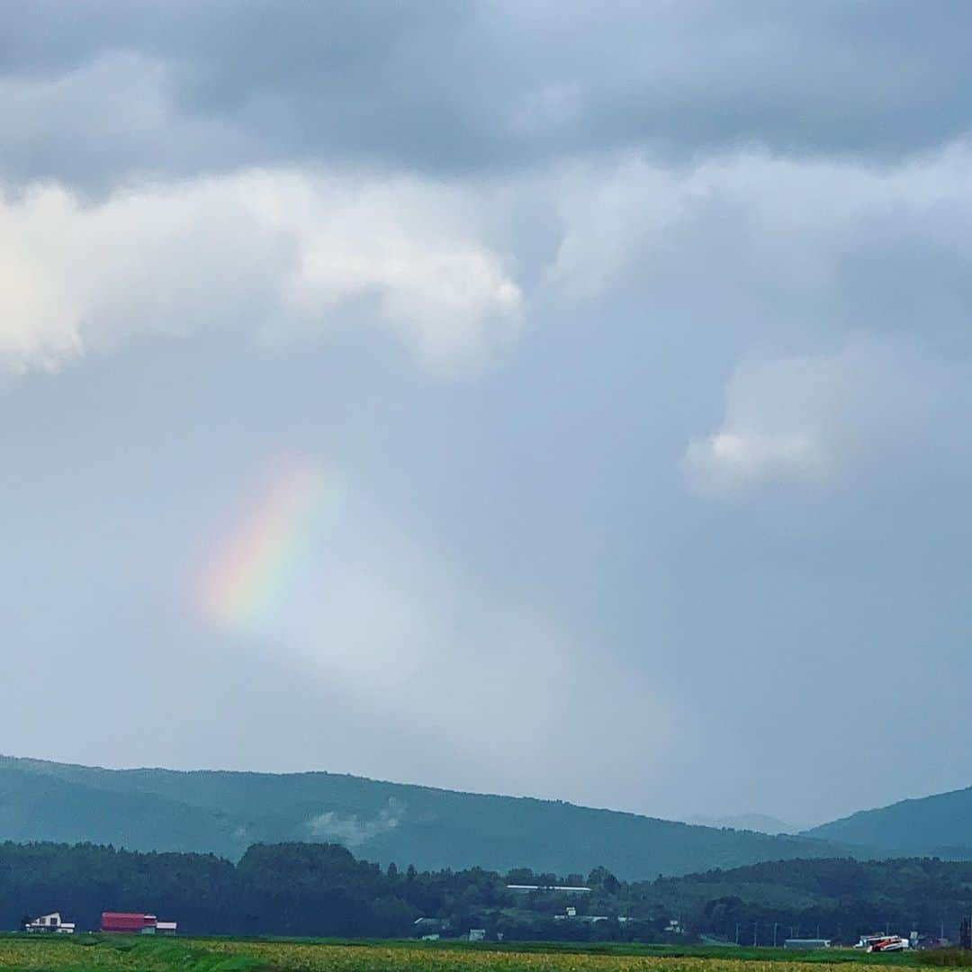 川辺ヒロシさんのインスタグラム写真 - (川辺ヒロシInstagram)「北海道、東川町”NEW HORIZON”最高でした 空のデカさと夜の星の圧巻さにもやられました。 また来年も開催されたらいいですね〜 お店も主催浜辺くんの　@less_ray や、一昨年一緒にサンフランシスコ行った　 @due_salt など友人のお店や、朝7時からお粥と豆漿が食べれる @okuizumi_s ビストロ　@vraielife そして居酒屋りしり！どれもホントに美味しかったです。北の住まい設計社のマーケットにも行けたし。 そして最近隣町の美瑛に引越したエジプト塩の　@yoyoyoyoshikoyoyoyo さん、古い友人のアムプリン　@katokitikorop アムちゃん、K5ムラ夫妻、この夏親族のトマト農家を手伝ってる @djkent などなど、たくさんの友人にも東川で会えて不思議だけど当然な感じの場所の気持ちよさ。 また必ず行きます！」9月23日 14時27分 - firoshi1