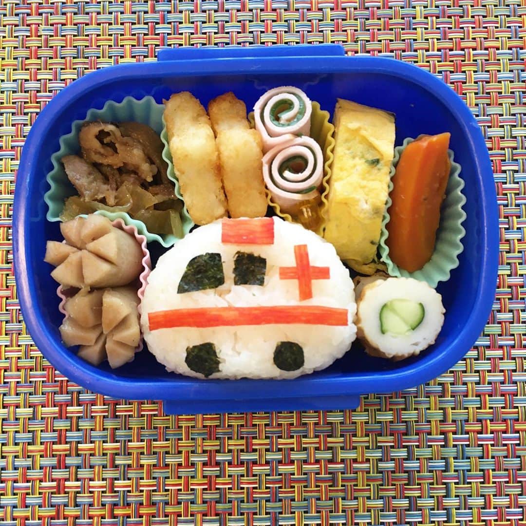 蒲生麻由のインスタグラム：「救急車🚑  息子が喜びそうなのを...と思って作ってみたけど、先生の話によると、形を崩すのがイヤで食べるのに時間がかかるらしい💦 それは本末転倒...って事で、明日からは普通のお弁当にします😅  #園児弁当 #mamalife #毎日のお弁当記録 #キャラ弁 #救急車弁当 #男の子ママ」