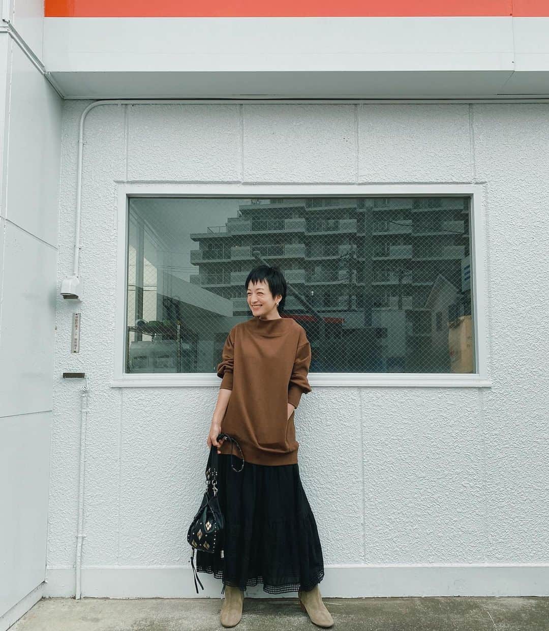 高山都さんのインスタグラム写真 - (高山都Instagram)「早朝集合で起きたらブルブル震えて、ごそごそと暗い中スウェットを手にとりました。 今日の #都ふく tops&skirt @studioclip  bag&boots @isabelmarant  待ちに待ったコラボで作った上下です。 #高山都コラボ 私物でスタイリングの撮影だったので荷物が多い時に @satsuki_hamakawa の #Nジャム のでっかいトートバッグが便利！ヒョウとゼブラの両面🐆🦓 仕事にも、旅にも良さそうー。」9月23日 14時31分 - miyare38