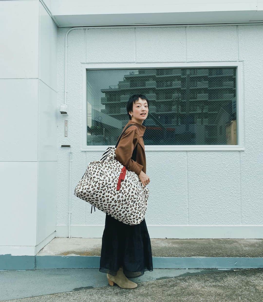 高山都さんのインスタグラム写真 - (高山都Instagram)「早朝集合で起きたらブルブル震えて、ごそごそと暗い中スウェットを手にとりました。 今日の #都ふく tops&skirt @studioclip  bag&boots @isabelmarant  待ちに待ったコラボで作った上下です。 #高山都コラボ 私物でスタイリングの撮影だったので荷物が多い時に @satsuki_hamakawa の #Nジャム のでっかいトートバッグが便利！ヒョウとゼブラの両面🐆🦓 仕事にも、旅にも良さそうー。」9月23日 14時31分 - miyare38