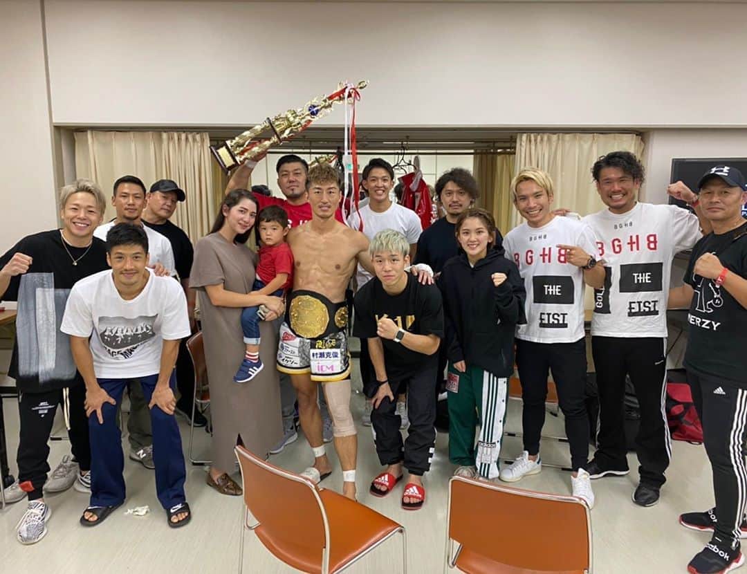 のインスタグラム：「昨日の秀さん @hideaki1987 の試合は 本当鳥肌立ったし感動した。 何度も怪我と手術を乗り越えて チャンピオンになった秀さんの努力と 試合中の命のやりとりをする覚悟が本当にカッコ良かった。 めちゃくちゃ刺激貰いました。 もう１０年以上一緒に練習させてもらってるけど 精神力の強さとか練習に対する姿勢とかいつも見習ってます。 功也くんも1年ぶりの復帰戦で変わらない強さを見せて勝ったし KRESTには選手もトレーナーも尊敬出来る人がたくさんいて最高のジムです🔥　 続いて僕も１１月最高の試合見せて勝ちます！！」