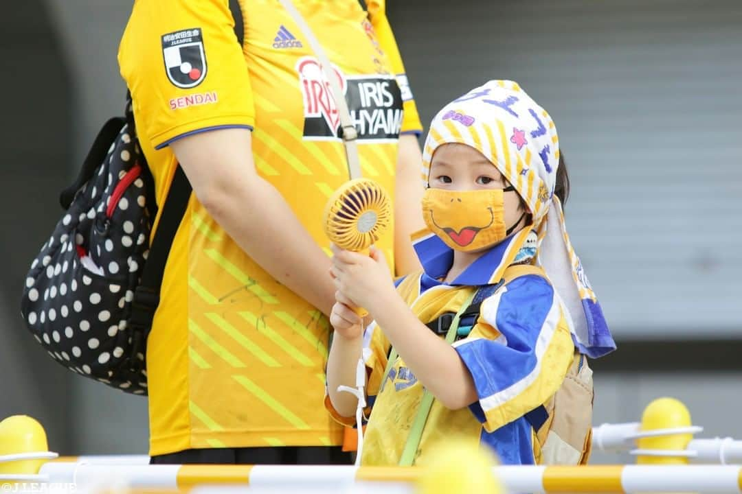 Ｊリーグさんのインスタグラム写真 - (ＪリーグInstagram)「いないいない〜〜ばあ❣️😍﻿ ﻿ ﻿ #Ｊリーグ  #jleague ﻿ ﻿ #ベガルタ仙台 #vegalta ﻿ #サポーター #supporter #soccerfans ﻿ #こども #キッズサポーター  #kidssupporter  #かわいい #cute #癒し ﻿ #スタジアム #stadium ﻿ #Ｊリーグのある週末 #ワクワク #ドキドキ ﻿ #サッカー #soccerlife #soccergame」9月23日 14時38分 - jleaguejp