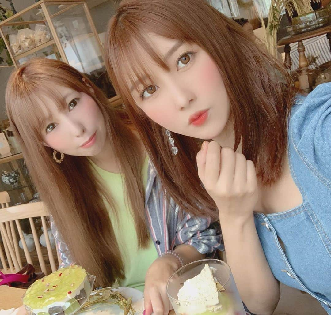 大槻ひびきさんのインスタグラム写真 - (大槻ひびきInstagram)「可愛いパフェのお店🥺🧡 ぽんちゃんが誘ってくれて 行ってきたよ！ 私は黒イチジクのパフェで ぽんちゃんはシャインマスカットのパフェ🧡 可愛いしおいしかった🥺 #japan #yum #yummy  #sweets  #kawaii  #パフェ #スウィーツ #可愛い #フルーツ #シャインマスカット #イチジク」9月23日 14時53分 - yanhibi0221