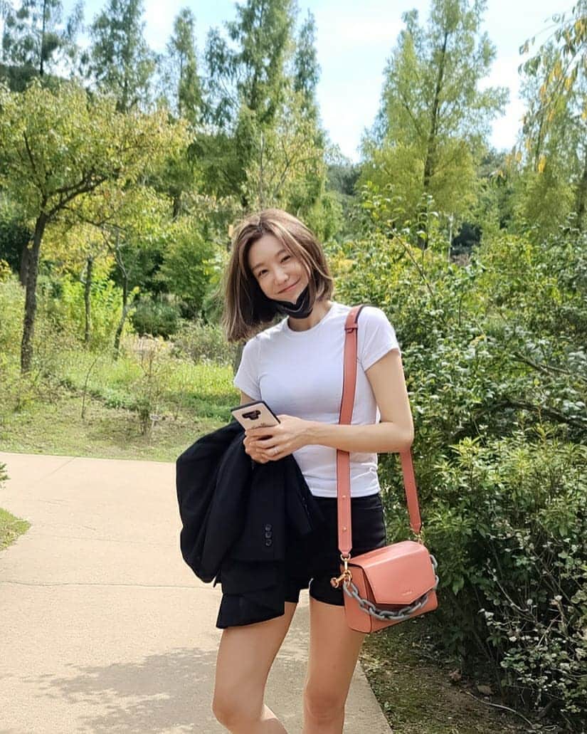のインスタグラム：「⠀ 엄마랑 단둘이 산책👣 ⠀ 엄마동네에 폐역이 있어서 트레인 생각났지 뭐예요.. (아직도 질척질척) ⠀」