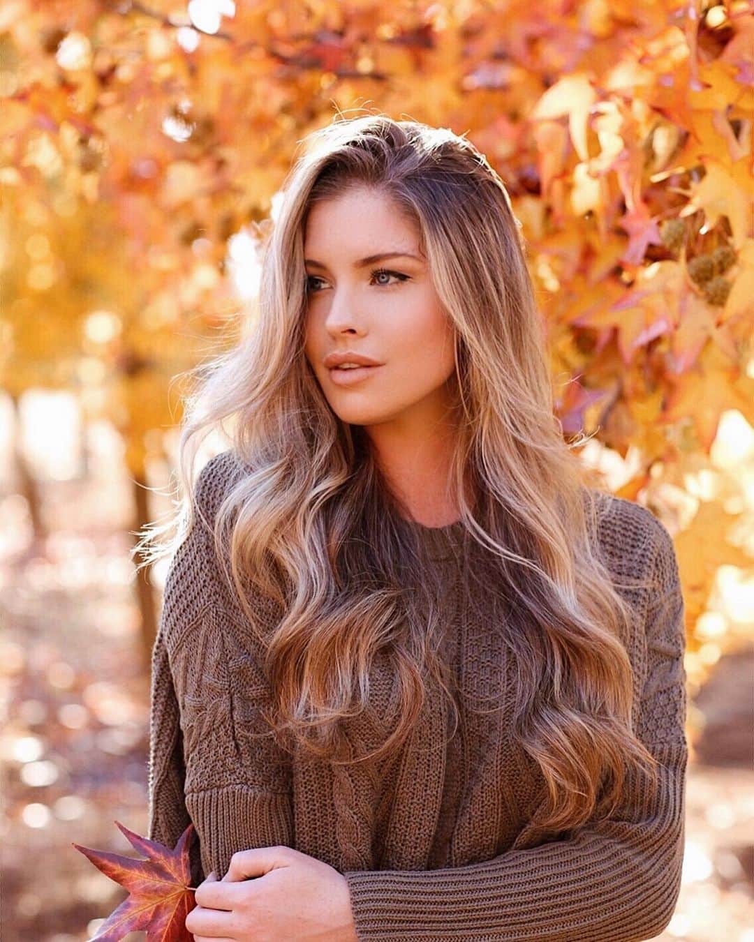carlyのインスタグラム：「Autumn 🍂🍁 here’s a roundup of my favorite fall pics from past years because it’s still hot & smoky here and doesn’t quite feel like fall. Ready for October and all things cozy 🥰」