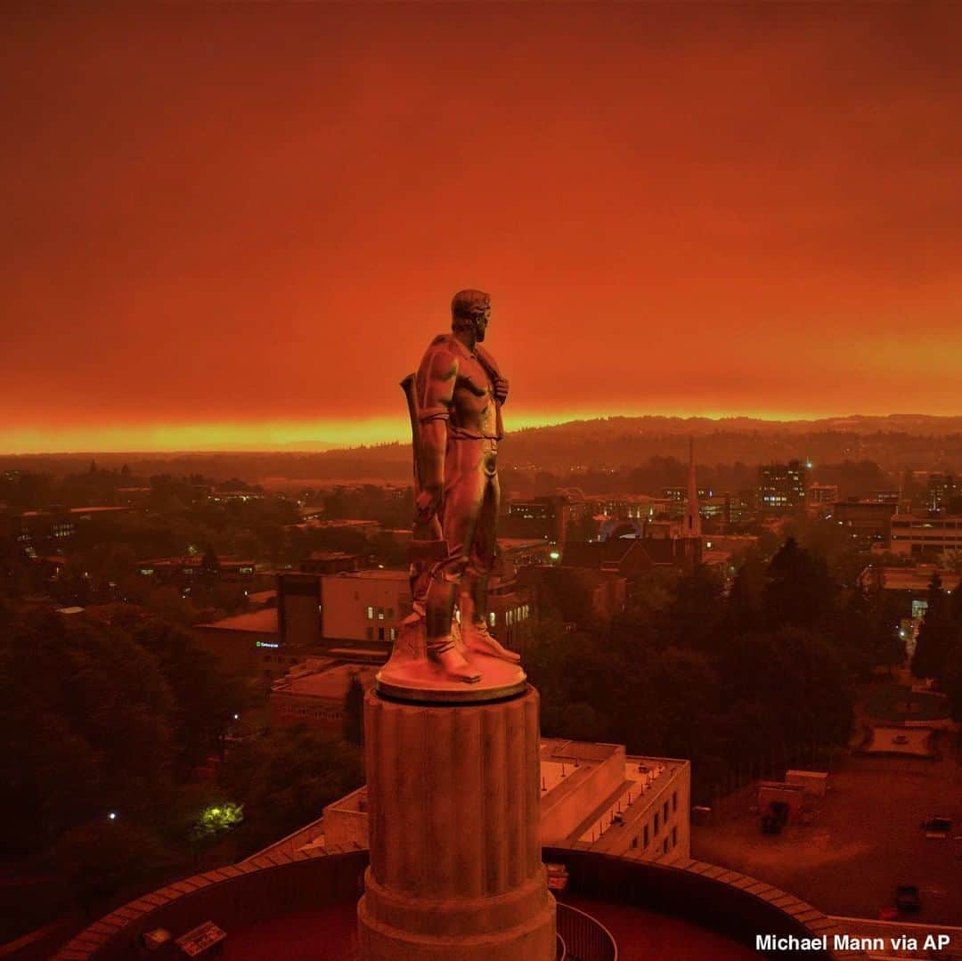 ABC Newsさんのインスタグラム写真 - (ABC NewsInstagram)「The "Oregon Pioneer" bronze sculpture in Salem, Oregon, looks out over  skies filled with smoke and ash as wildfires continue to rage across the West Coast. #oregon #salem #wildfires #fires」9月23日 6時00分 - abcnews