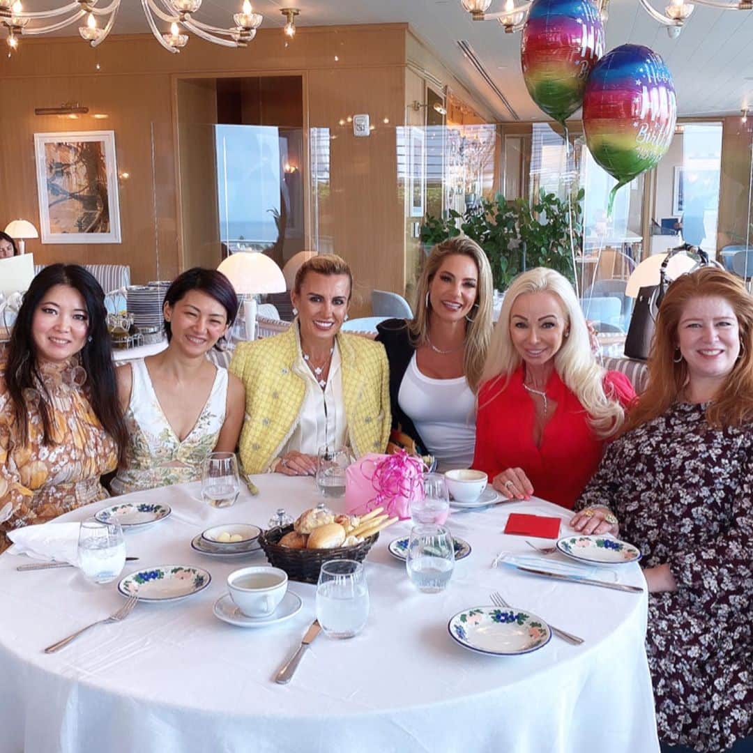 ジェニファー・ニコール・リーさんのインスタグラム写真 - (ジェニファー・ニコール・リーInstagram)「1️⃣ Grateful to sit among VIP Queens!2️⃣Blessed To be around women who are not only beautiful on outside, but are beautiful on the inside where it counts!3️⃣ Smiled and laughed so much that my face hurt -now that’s the type of lunches that are good for your mind body and spirit! 4️⃣ 🎈too adorable-the balloon was in the ponytail! United Nations of fun fun fun!5️⃣My Fav fashion finds at @jnlmakeup Love my @blksheepofficial bag , enjoy a discount with code JNL156️ 6️⃣New fun VIP powered T-shirts that you can dress up or dress down! Available at JNLVIP.com 7️⃣ V for victory! VIP master class break the bonds of emotional eating, find the freedom from bad food! For @jnlgymvip VIP members only! Join today at www.JNLVIP.com8️⃣ you are a fitness artist, and your most beautiful work of art masterpiece is your life! 9️⃣Red Hot Every day a muscle’n! avail at JNLVIP.com🔟 Big giveaway! Valued at over $120! When the newest novel by best-selling author @brookegillespietroutauthor “Through the Storm” from the Heart & Soul Series, pumpkin pancakes, HAIRtamin, Darkdog Organic, and my VIP Power Book! 🙏 ALL WOMENS EMPOWERMENT FITNESS & WELLNESS GROUP! FOR MEMBERS ONLY! Join today at www.JNLVIP.com @jennifernicolelee @jnlfunfitfoodie @jnlgymvip @jnlmakeup @jnlmediaproductions @vipqueenswhoconquer @jnlbyrogiani   #JenniferNicoleLee #Fitness #Fashion #Luxury #Lifestyle #author #CoverModel #SuperModel #vipqueenswhoconquer #FitnessModel #Mogul #Blessed #worldwide  #God #JNLWorldwide #JNLGymVIP #JNLVIP #Makeup #JNLMakeUp #JNLMediaProductions #JNLFunFitFoodie #Foodie #Travel #TopInfluencer #Miami #network #queenswhoconquer #JoltofJNL #JNLVIPShop #」9月23日 6時03分 - jennifernicolelee