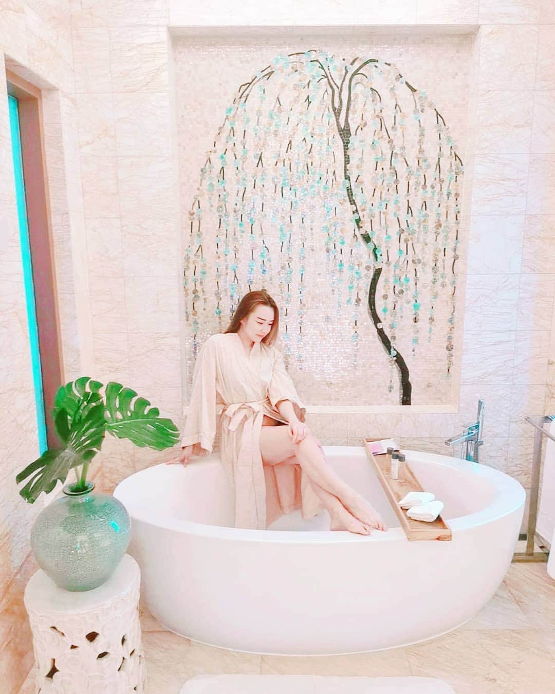 Nicole Chenのインスタグラム：「For all those staycation out there! Whirlpool relaxation off the air of the beauty reminiscing the times I would be with you again . Only you will my heart be 💗 #lifestyle #photoshoot #spa #jacuzzi  #sginfluencer #sginfluencers #staycation2020 #staycationsg #huaweimate30pro」