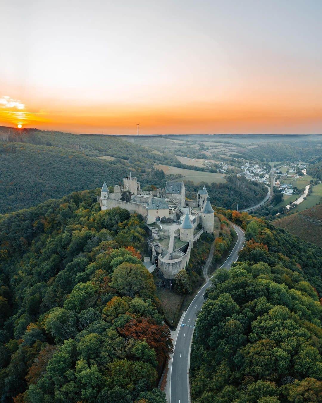 Canon Photographyさんのインスタグラム写真 - (Canon PhotographyInstagram)「The beautiful castle roads in Bourscheid, #luxembourg @visit_luxembourg  Photography // @cpcreatives  #Bourscheid #roads #sunrise #roadtrip」9月23日 6時05分 - cpcollectives