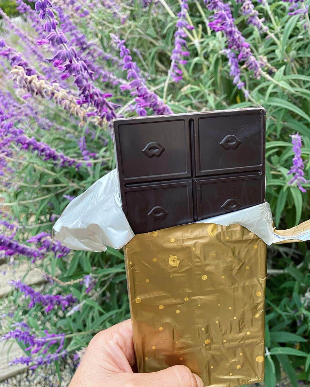 マリア・シャラポワのインスタグラム：「Isn’t she pretty, even when upside down 🙃Dark Chocolate 70% + Orange @sugarpova」