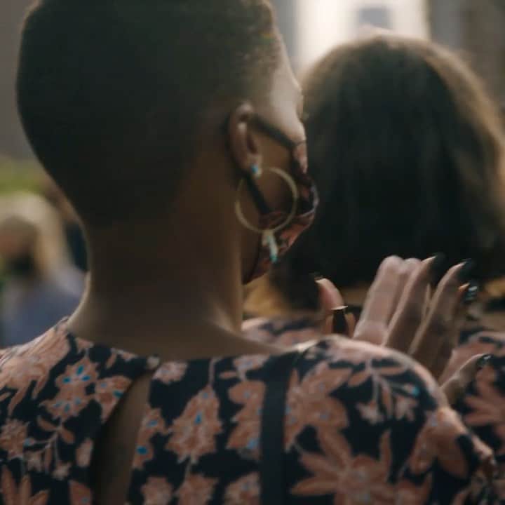 Fashion Weekのインスタグラム：「There's no place like home — just ask @rebeccaminkoff. For her September 2020 presentation, the #NYFW designer took inspiration from New York City, turning her set into an homage to the city that never sleeps with materials, decor and expert help from @loweshomeimprovement. We caught up with her to hear more about her inspiration this season, how she came up with the creative vision for her presentation set and the importance of home. #FashionGoesHome」