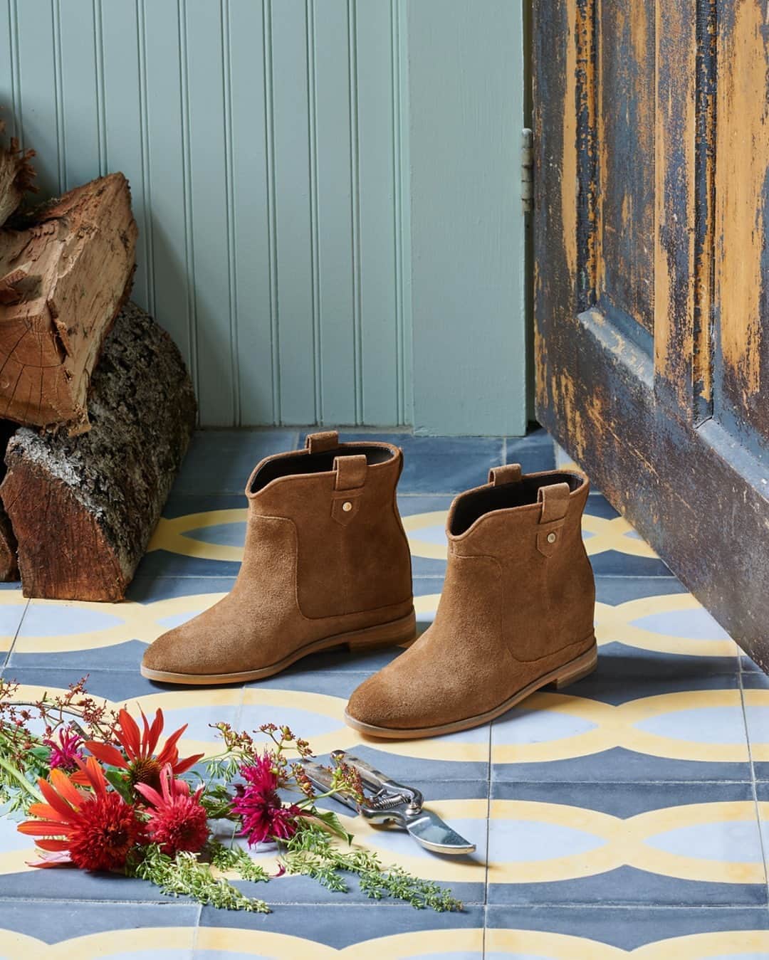 Cole Haanのインスタグラム：「Get your booties ready because fall is waiting at the door.」